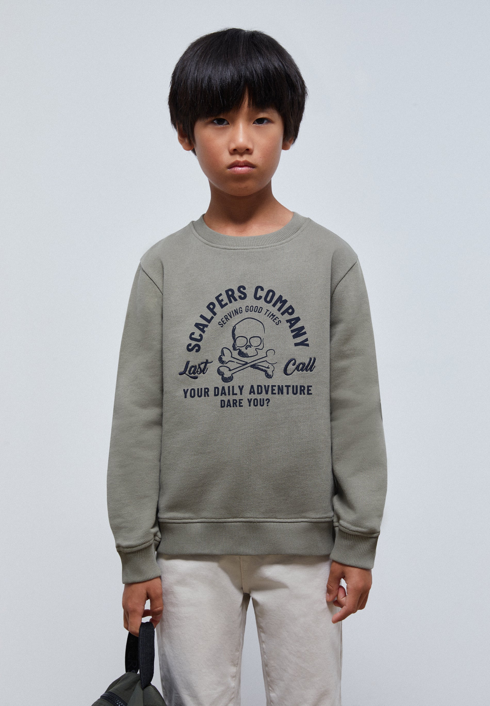 SUDADERA PRINT Y BORDADOS