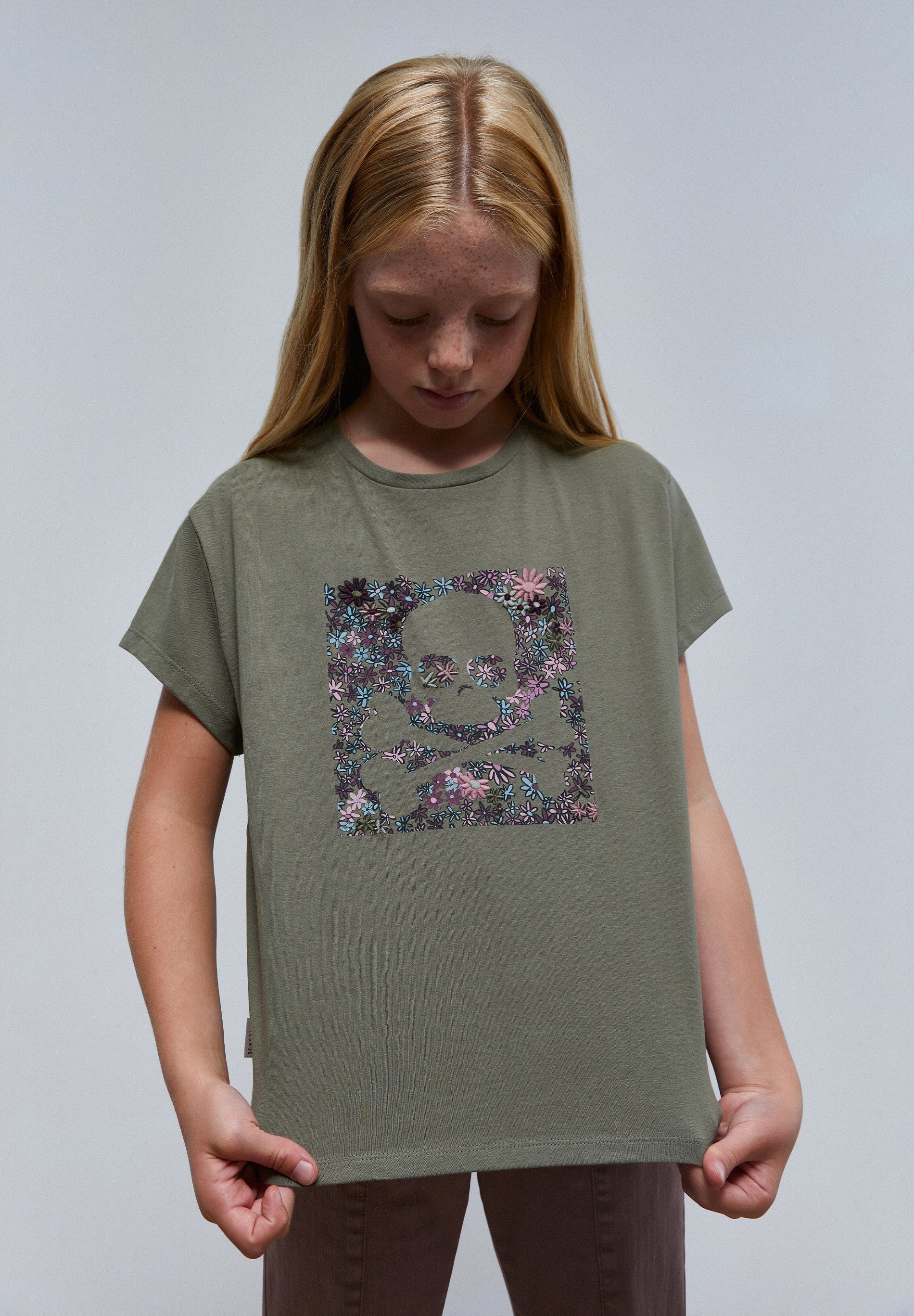 CAMISETA PRINT FLORES CALAVERA