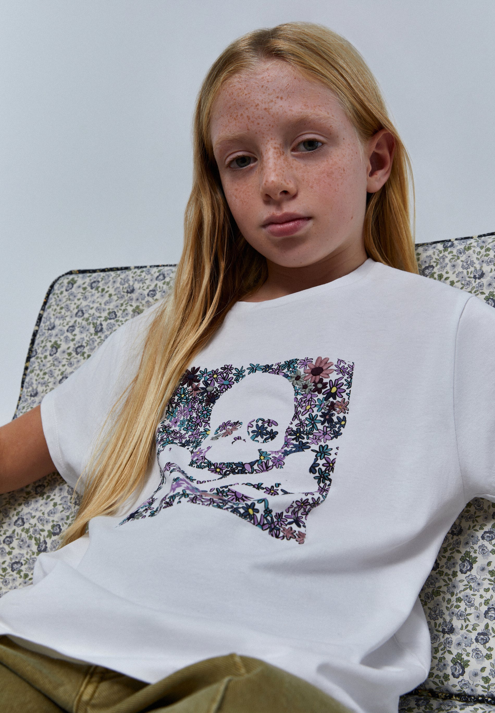 CAMISETA PRINT FLORES CALAVERA