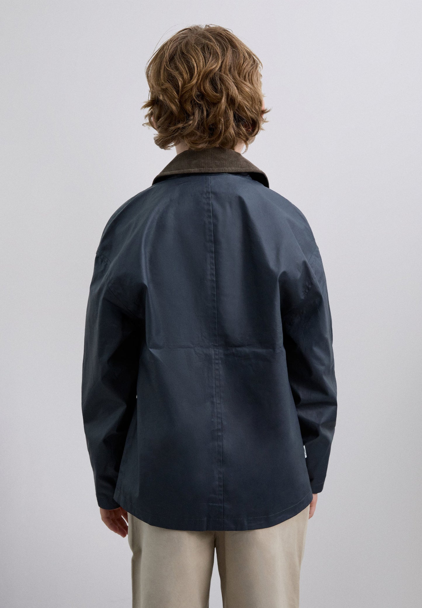 CHAQUETA CUELLO CONTRASTE PANA