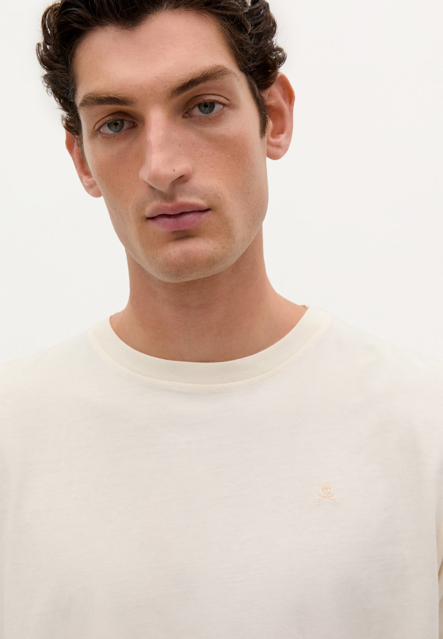 POLERA BÁSICA CALAVERA RELAXED FIT