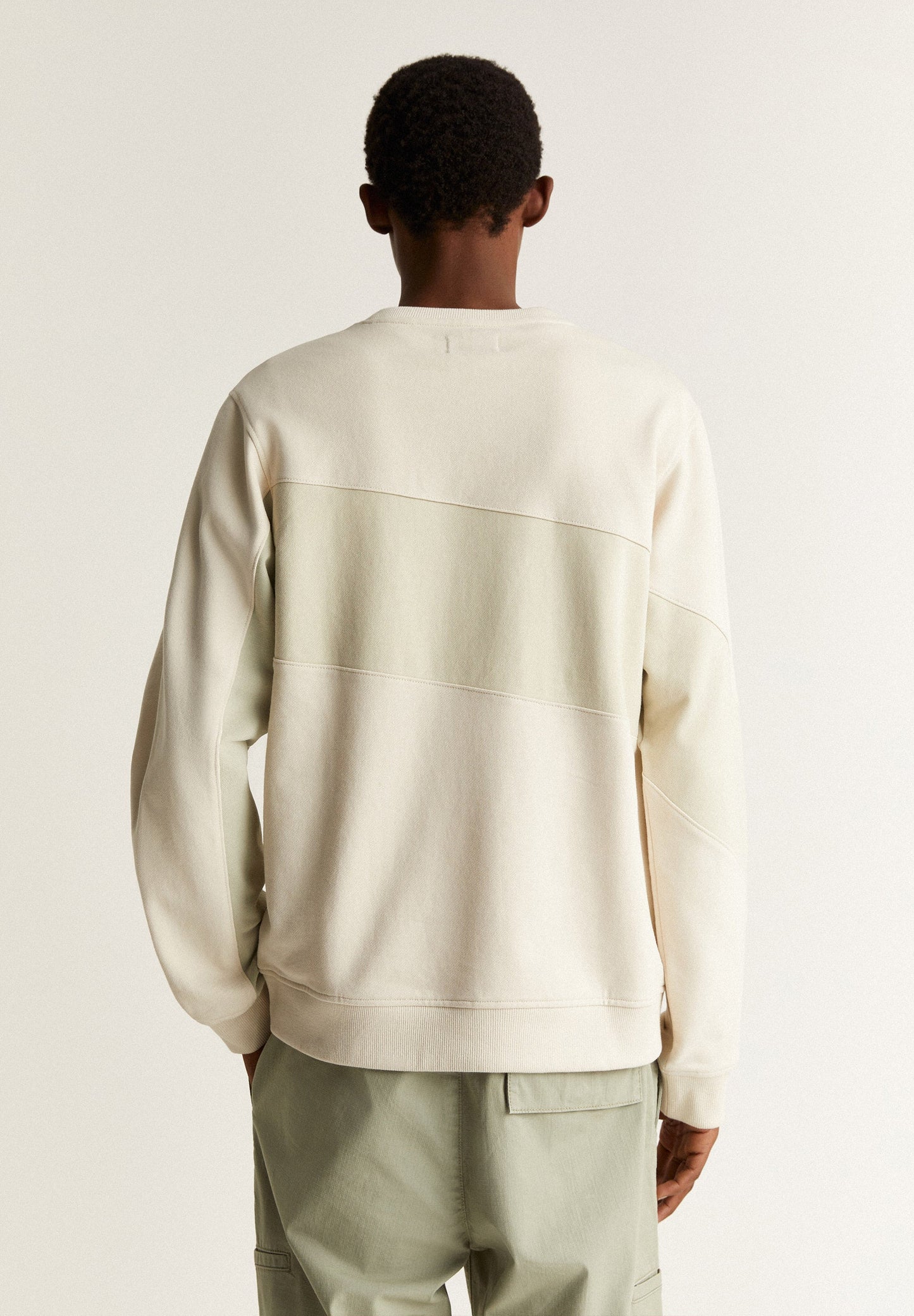 SUDADERA DETALLE BLOQUE CONTRASTE