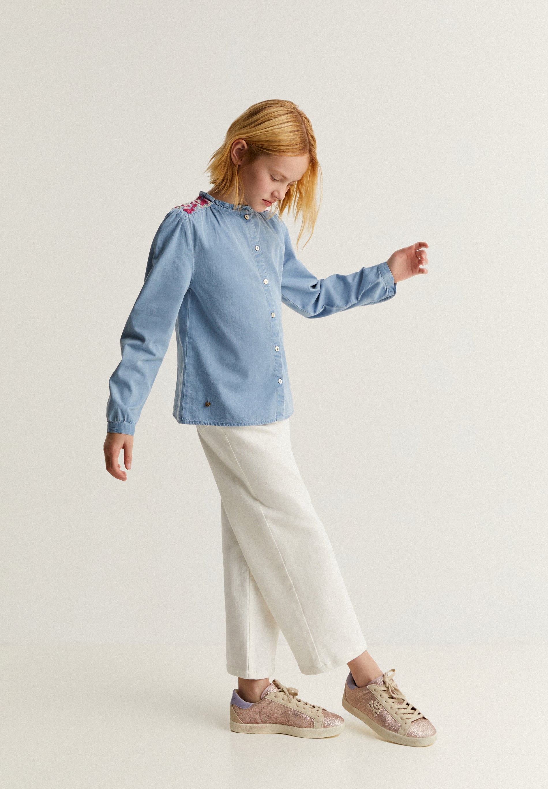 BLUSA DENIM BORDADA CONTRASTE