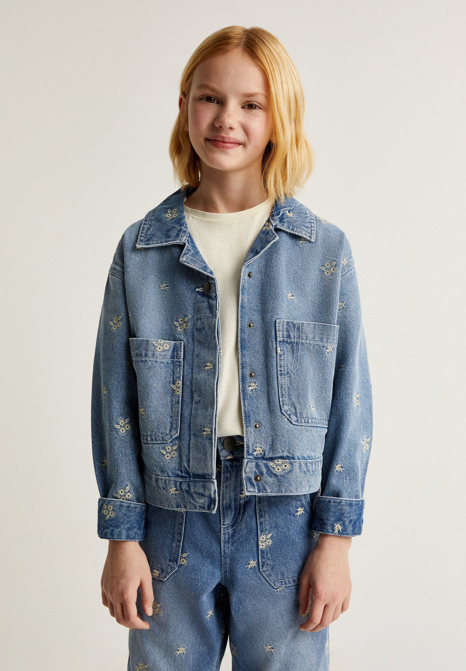 CHAQUETA DENIM DETALLES BORDADOS