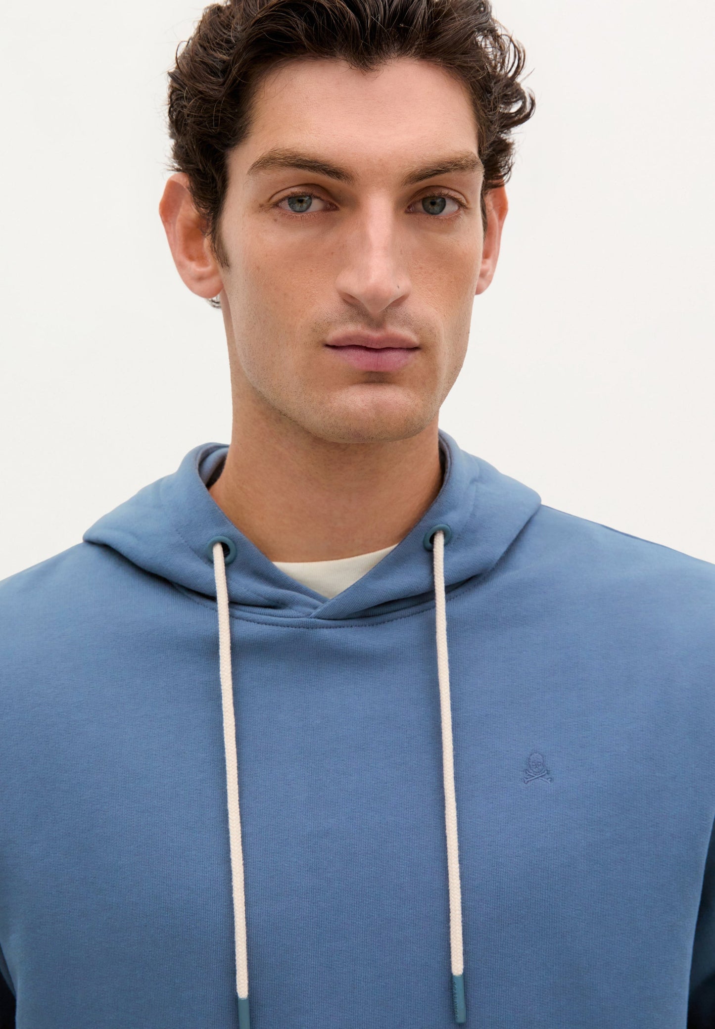 POLERÓN CAPUCHA CALAVERA TONO