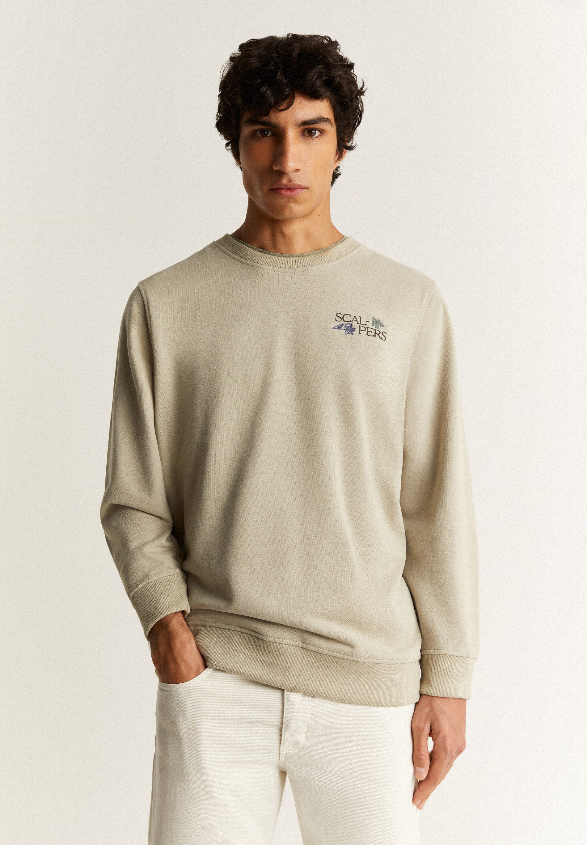 SUDADERA DETALLES BORDADOS