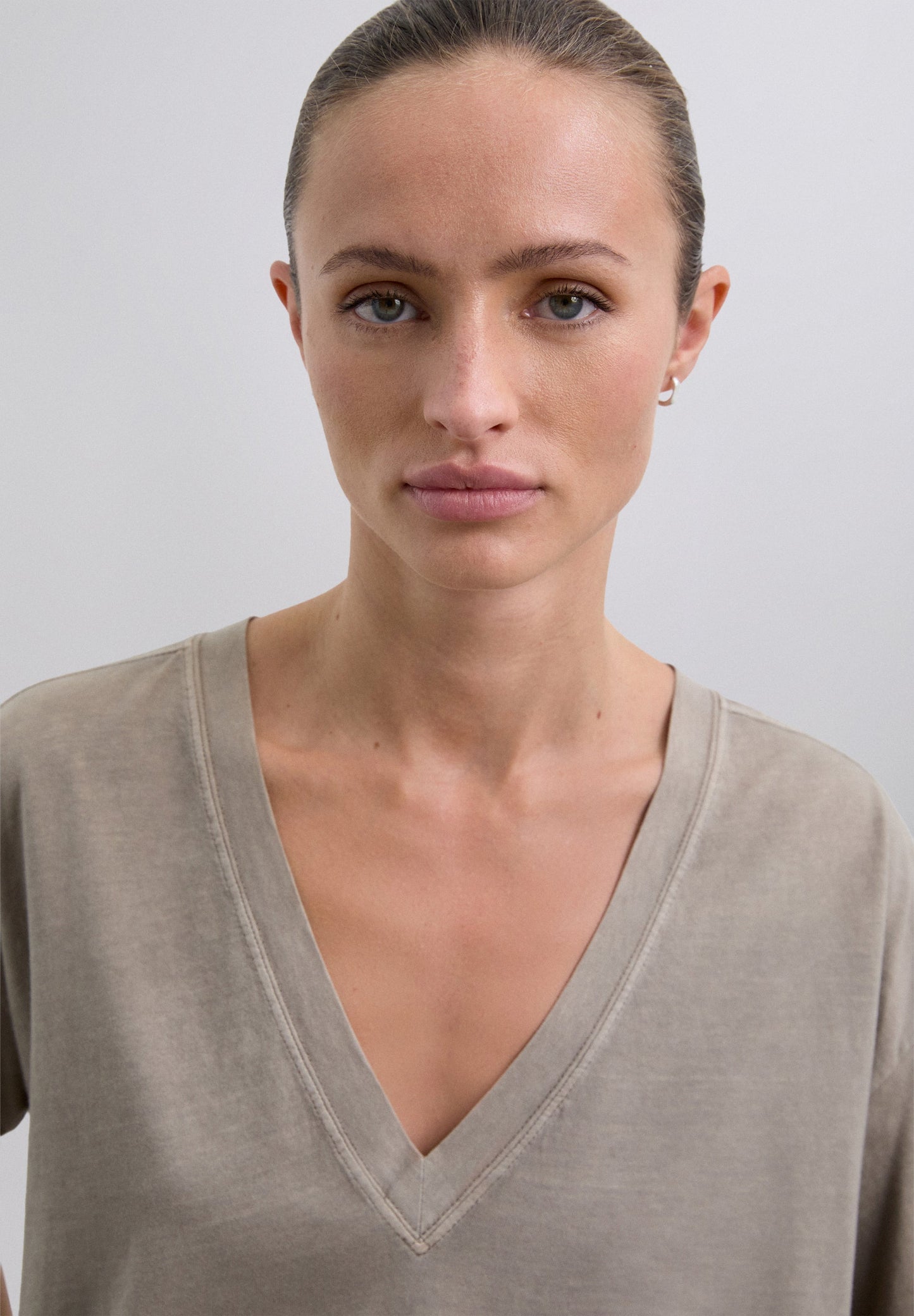 POLERA BÁSICA CUELLO PICO