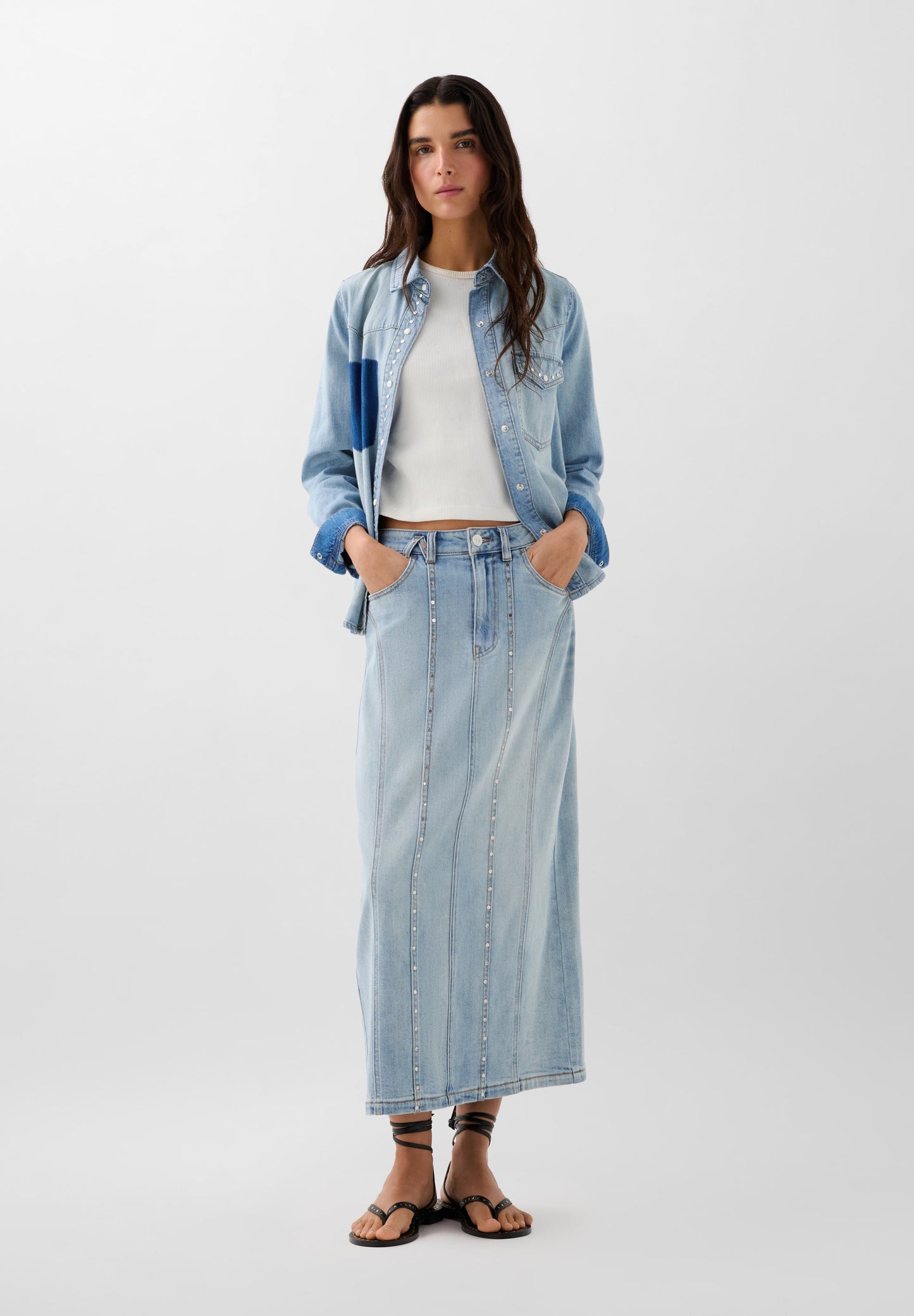 FALDA DENIM TACHUELAS BOLSILLO CONTRASTE