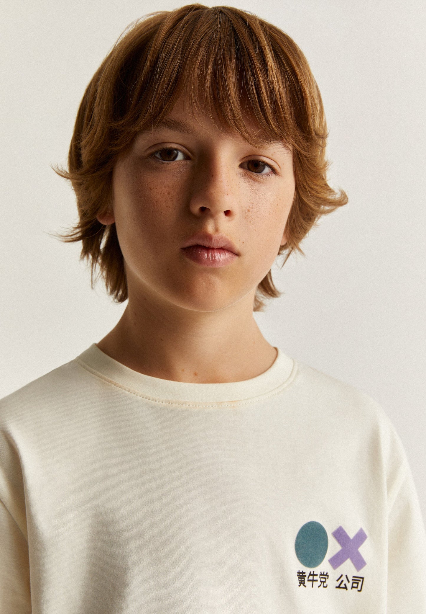 CAMISETA DETALLES FLOCADOS