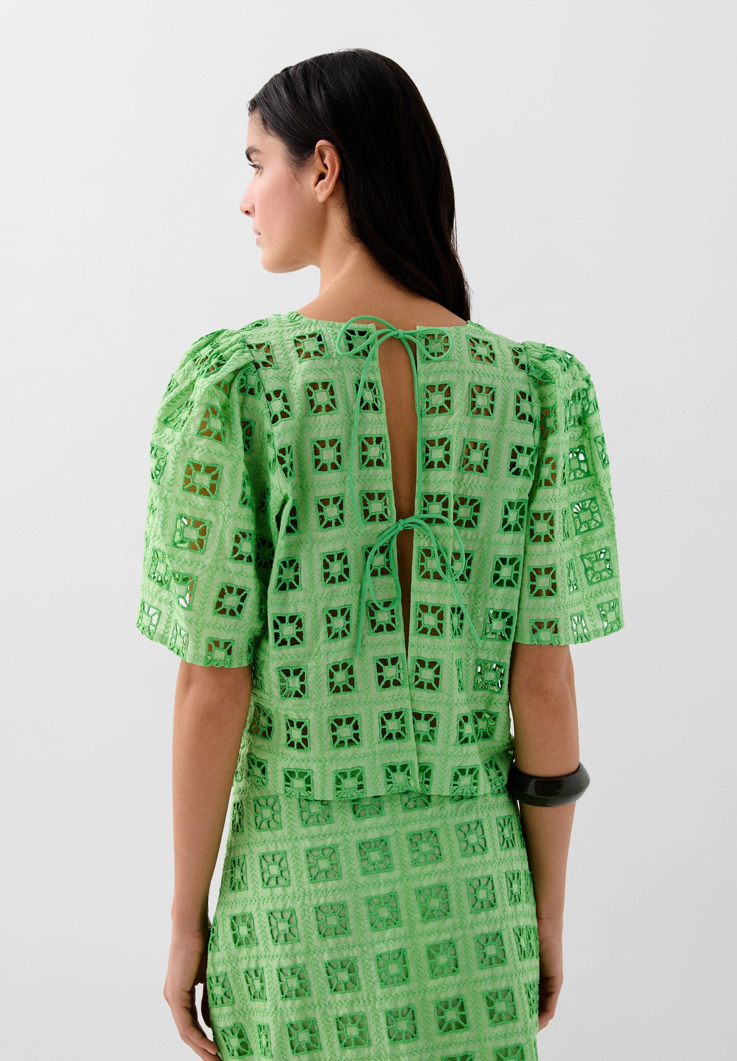 TOP DETALLES BORDADOS