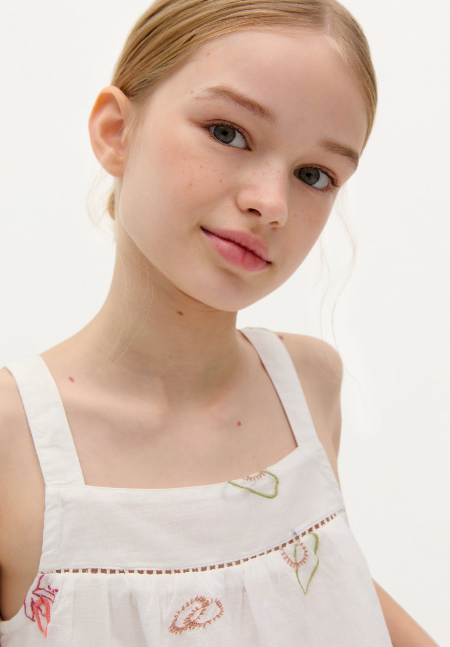 TOP BORDADOS ESPALDA VOLANTES