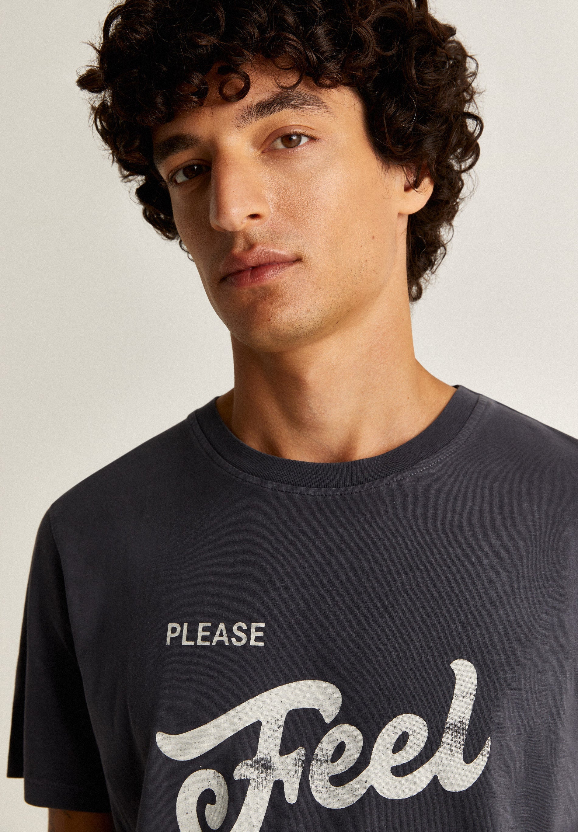 CAMISETA EFECTO LAVADO PRINT FRONTAL