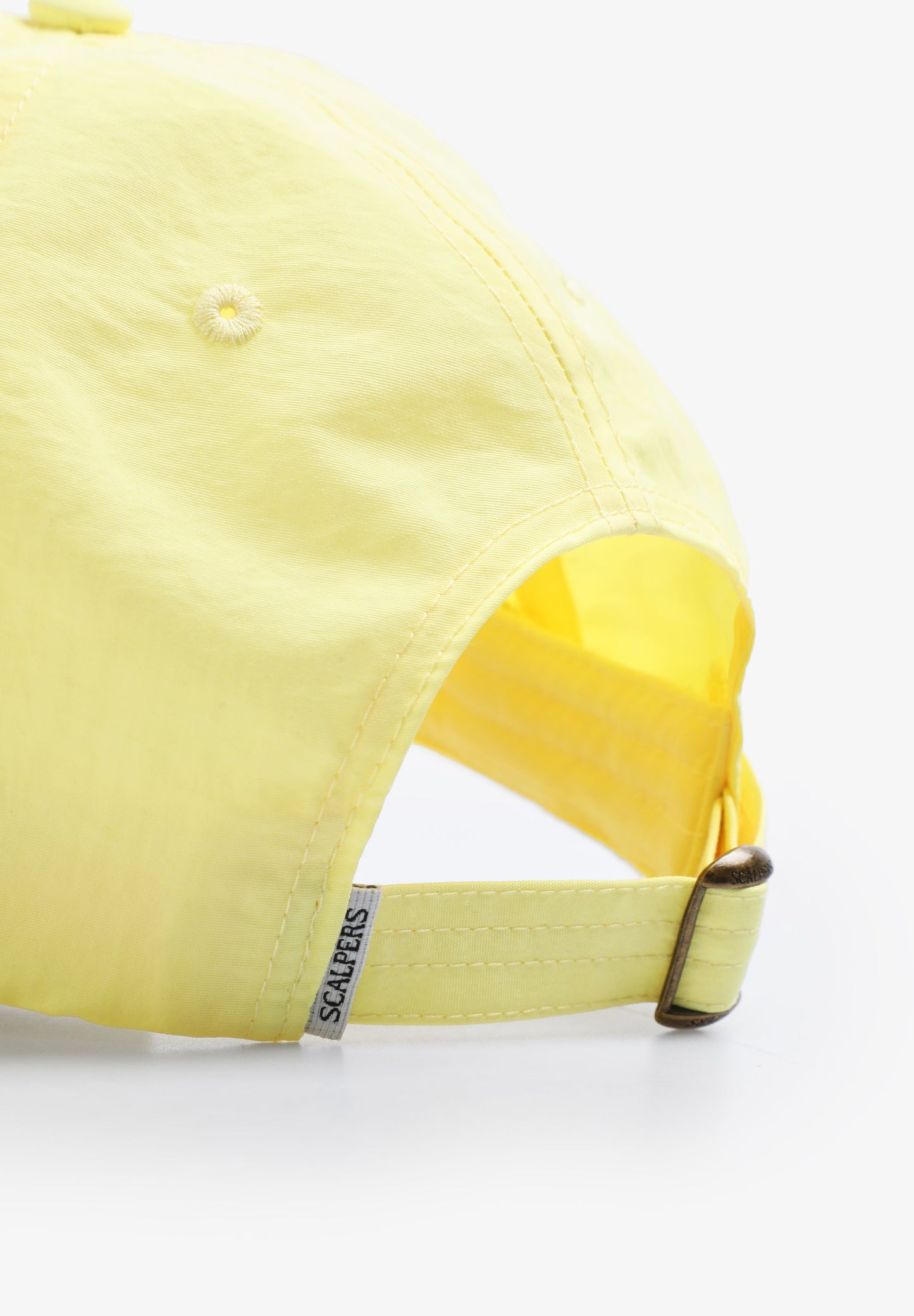 GORRA CALAVERA BORDADA CONTRASTE