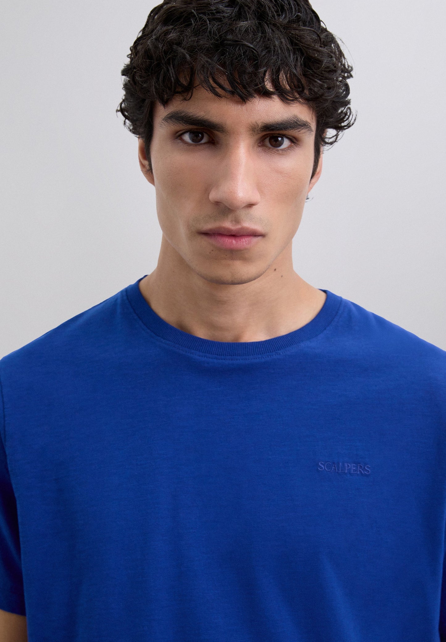 POLERA BORDADA EFECTO LAVADO