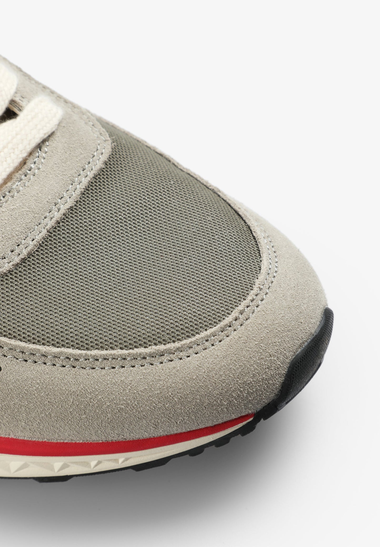 SNEAKERS CALAVERA DETALLE CONTRASTE