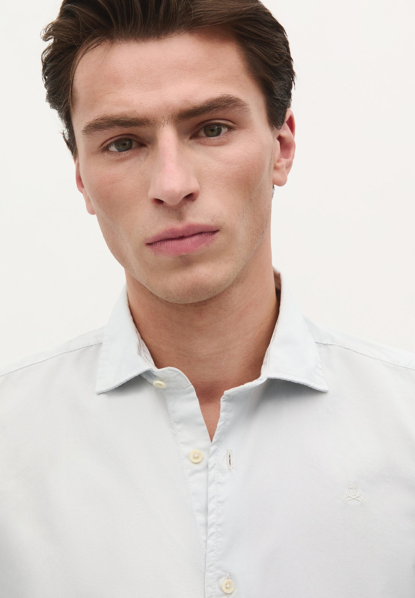 CAMISA CALAVERA BORDADA TONO