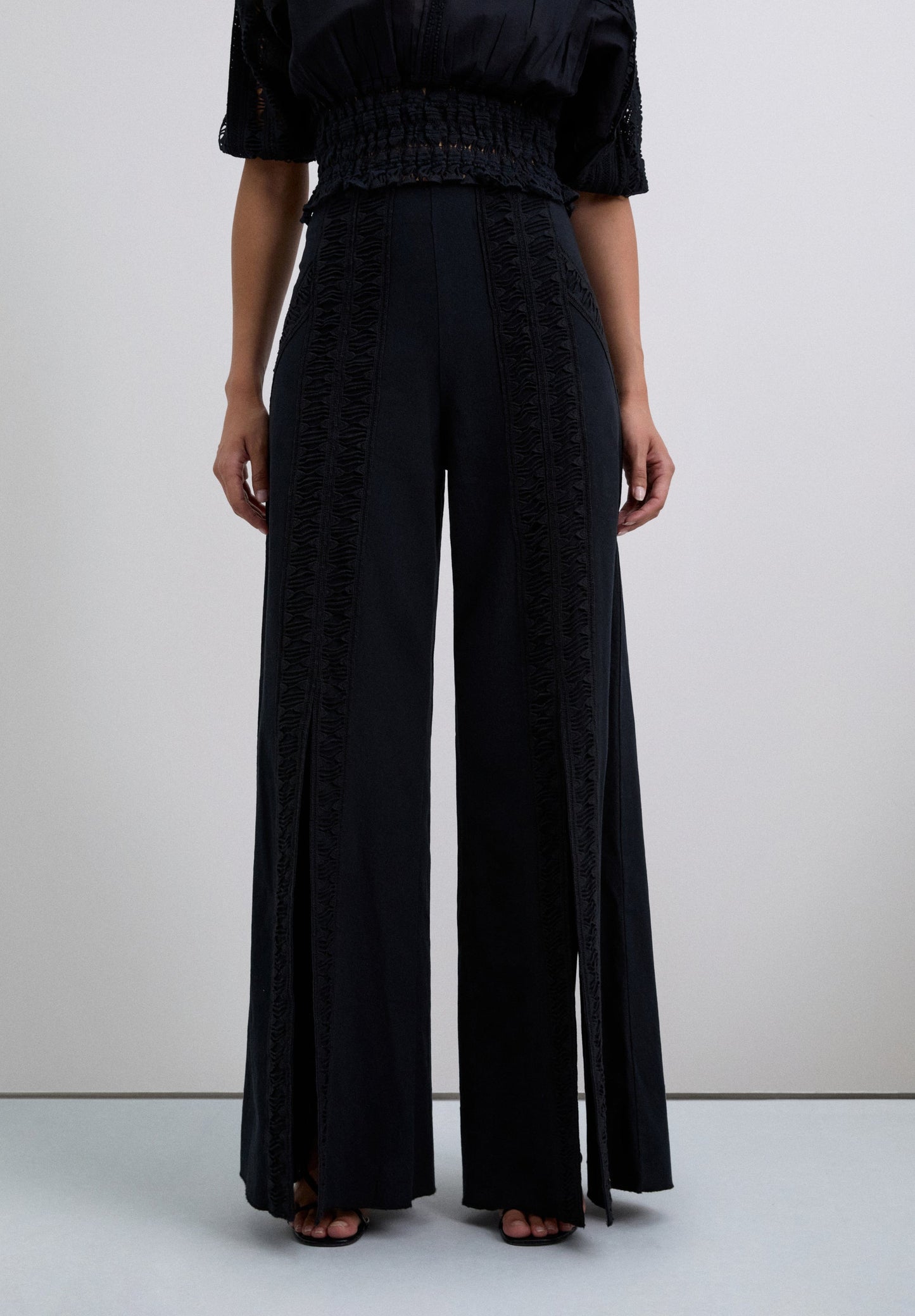 PANTALÓN ABERTURAS BORDADOS - Scalpers