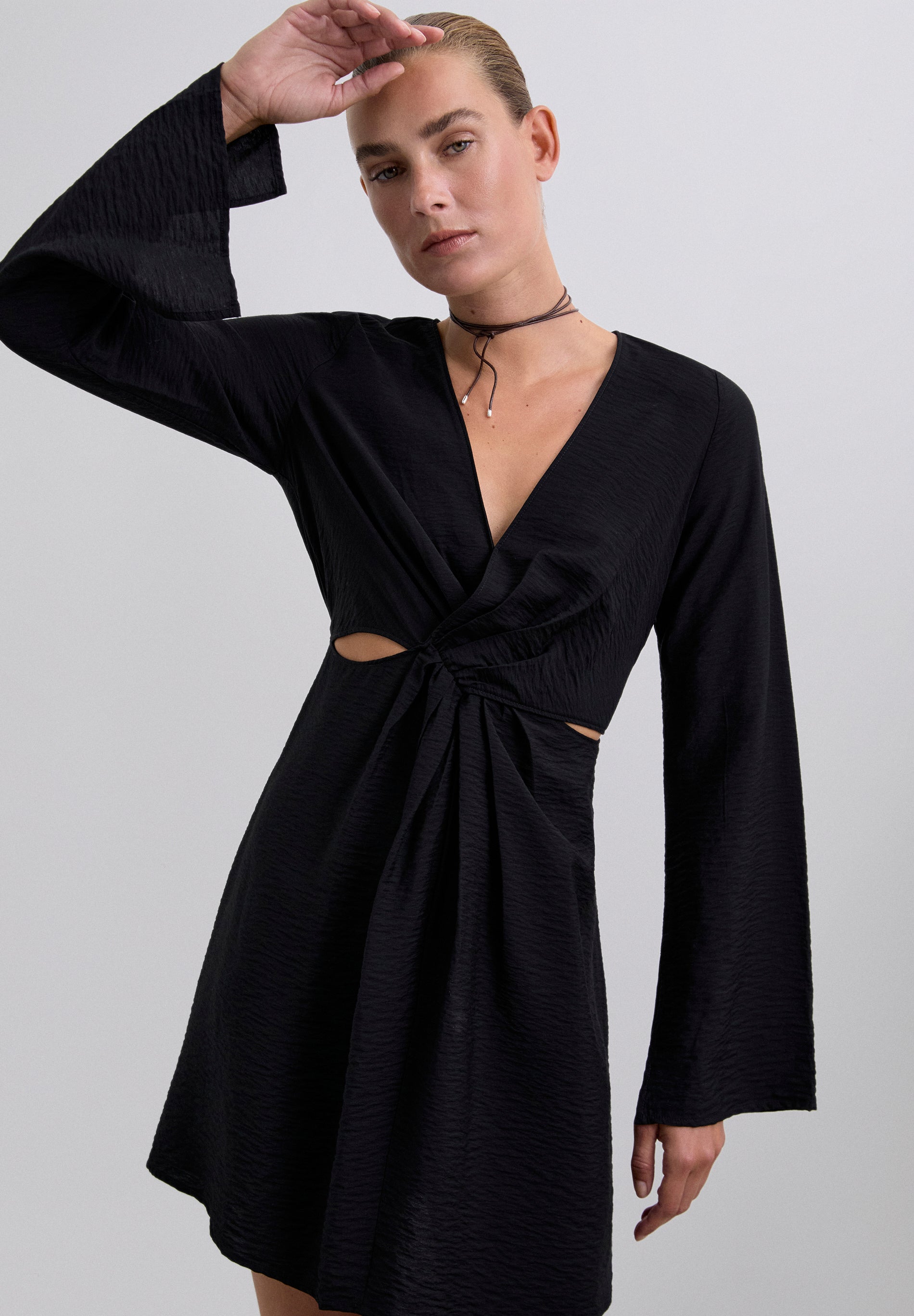 VESTIDO MINI DETALLE NUDO - Scalpers