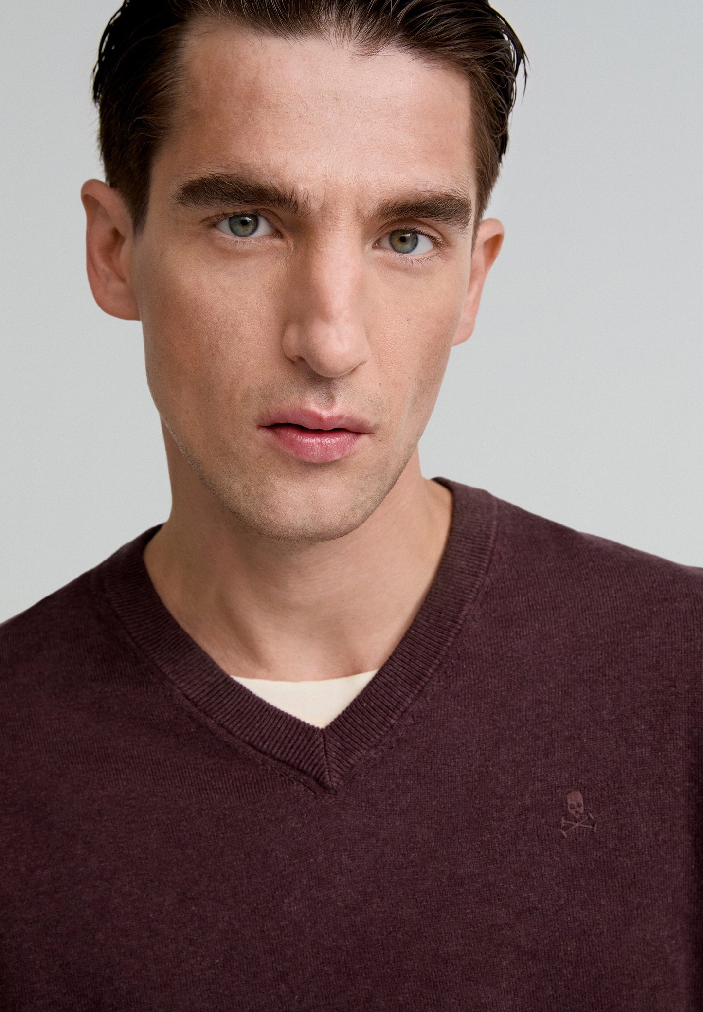SWEATER CUELLO EN V CALAVERA