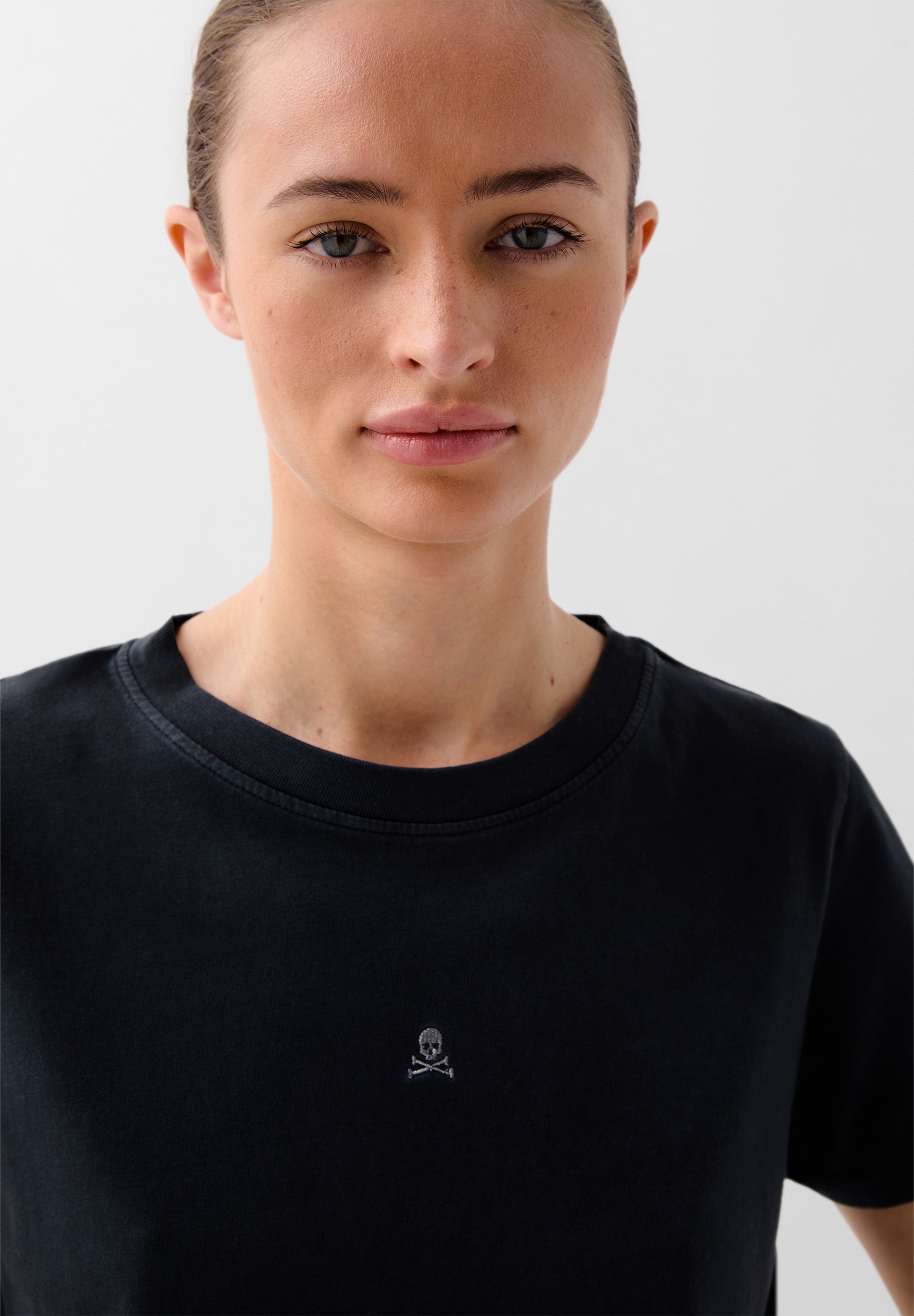 POLERA BÁSICA CALAVERA