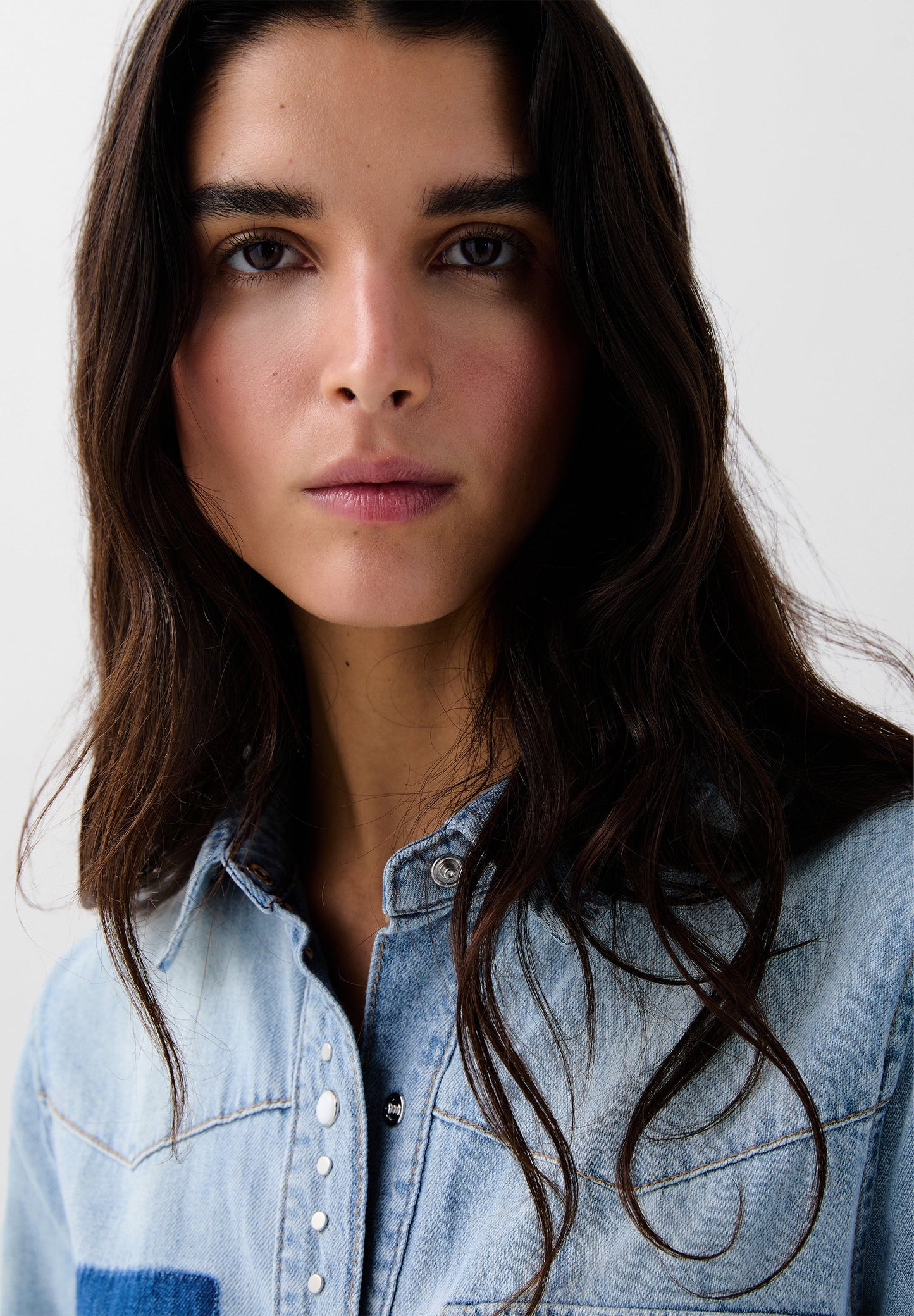 CAMISA DENIM BOLSILLO CONTRASTE