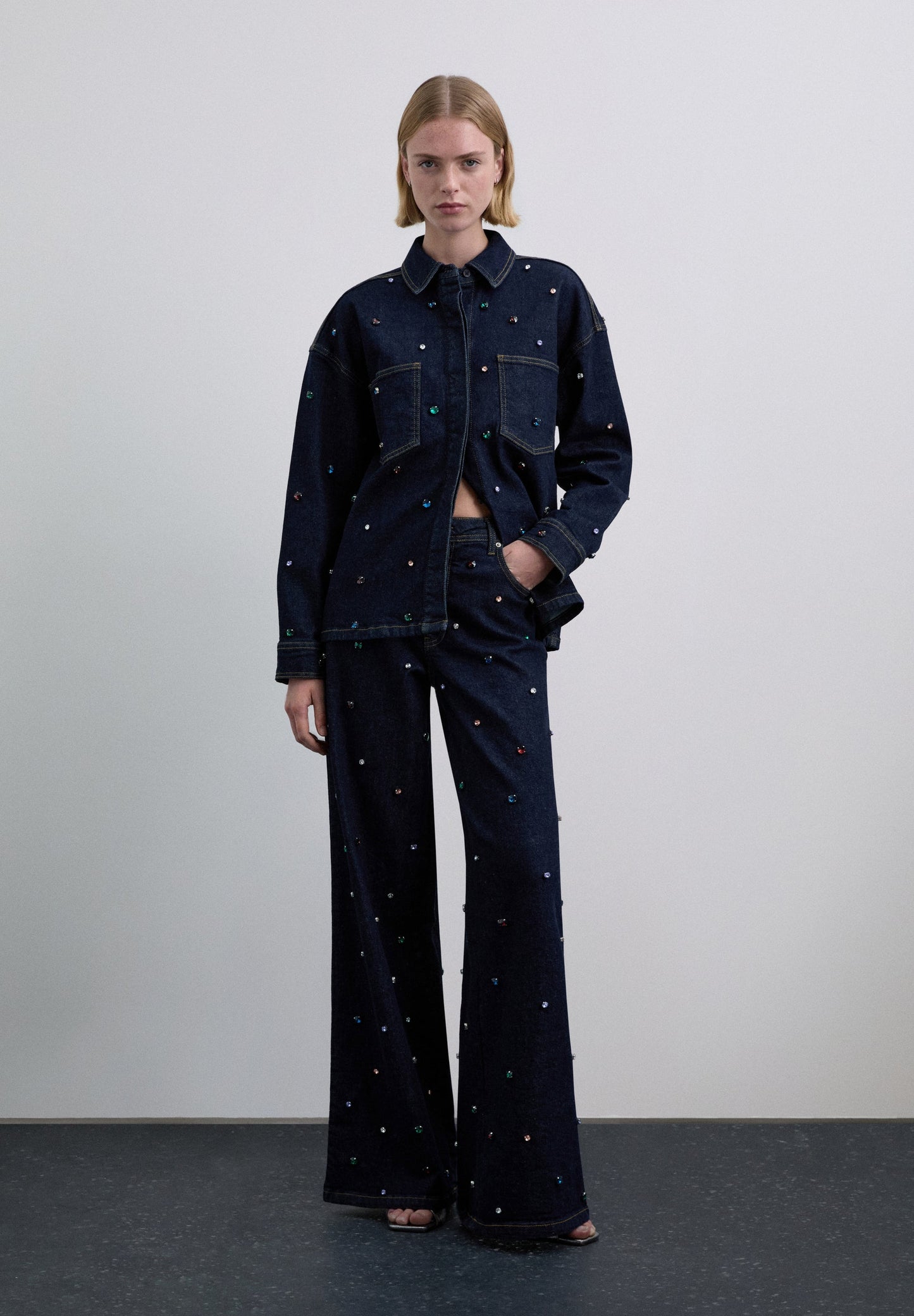 CHAQUETA DENIM CON ABALORIOS