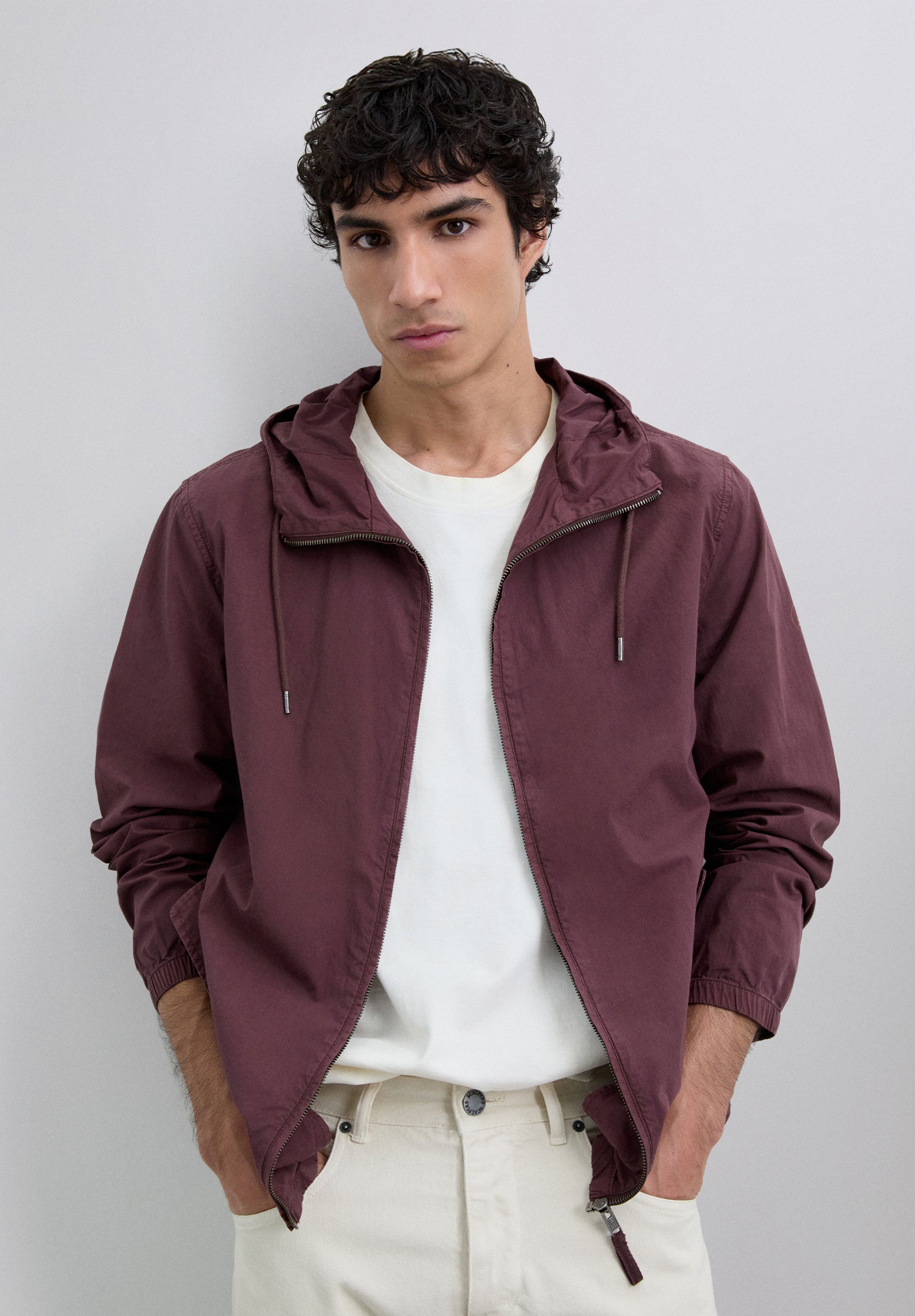 CHAQUETA LIGERA CAPUCHA