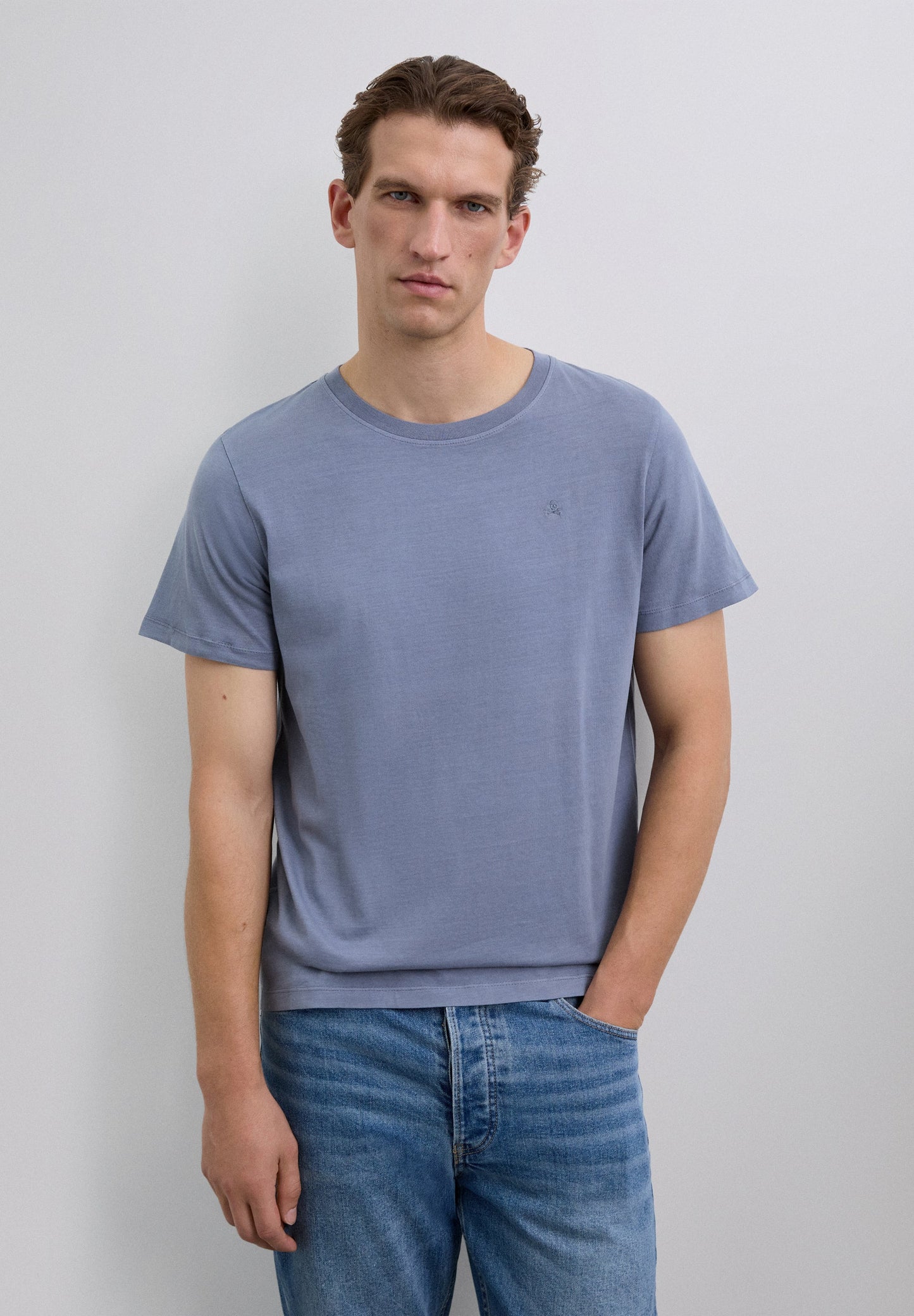 POLERA CALAVERA BORDADA TONO