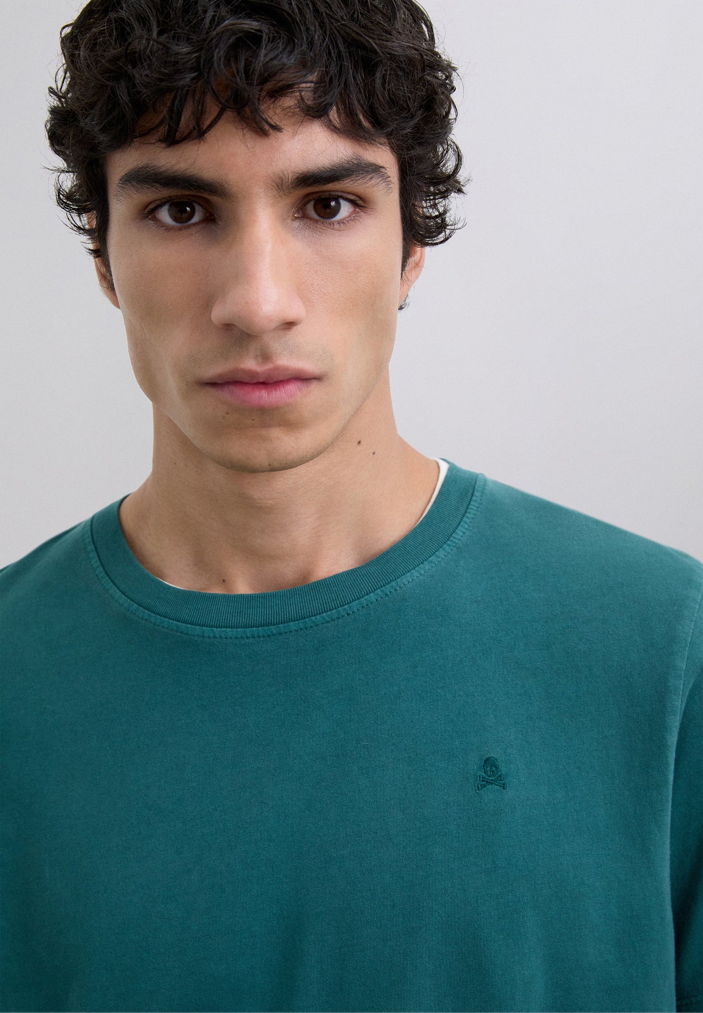 POLERA CALAVERA BORDADA TONO