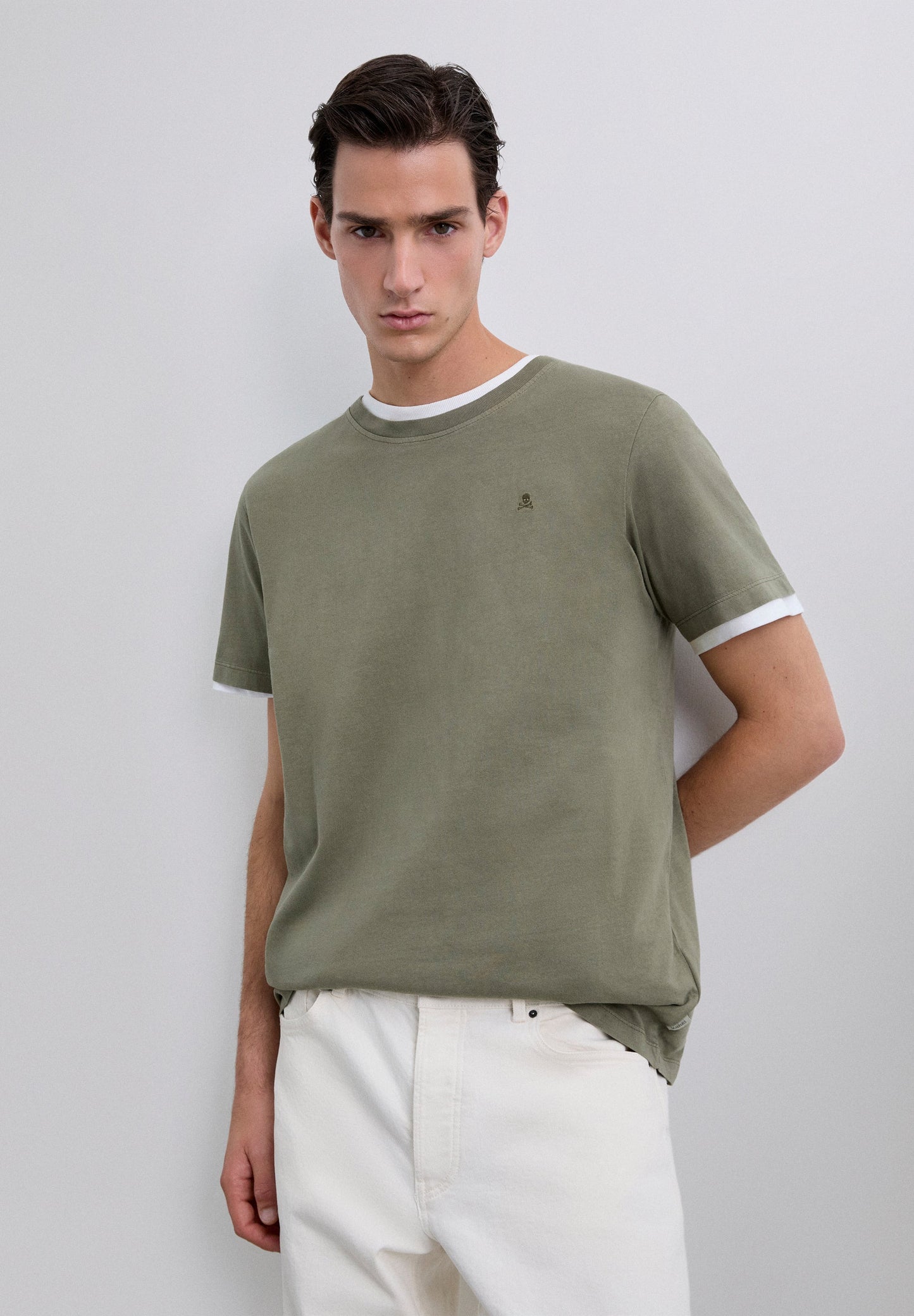 POLERA CALAVERA BORDADA TONO