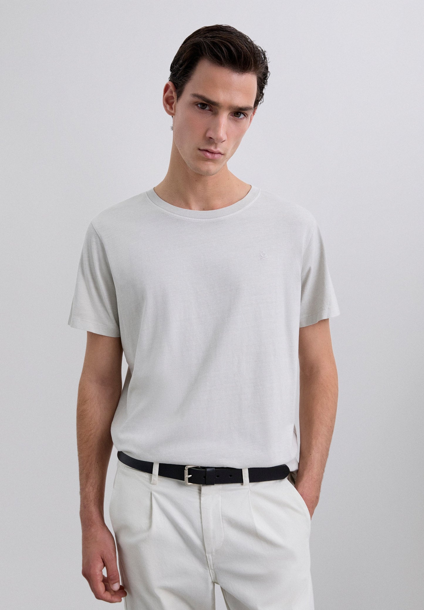 POLERA CALAVERA BORDADA TONO