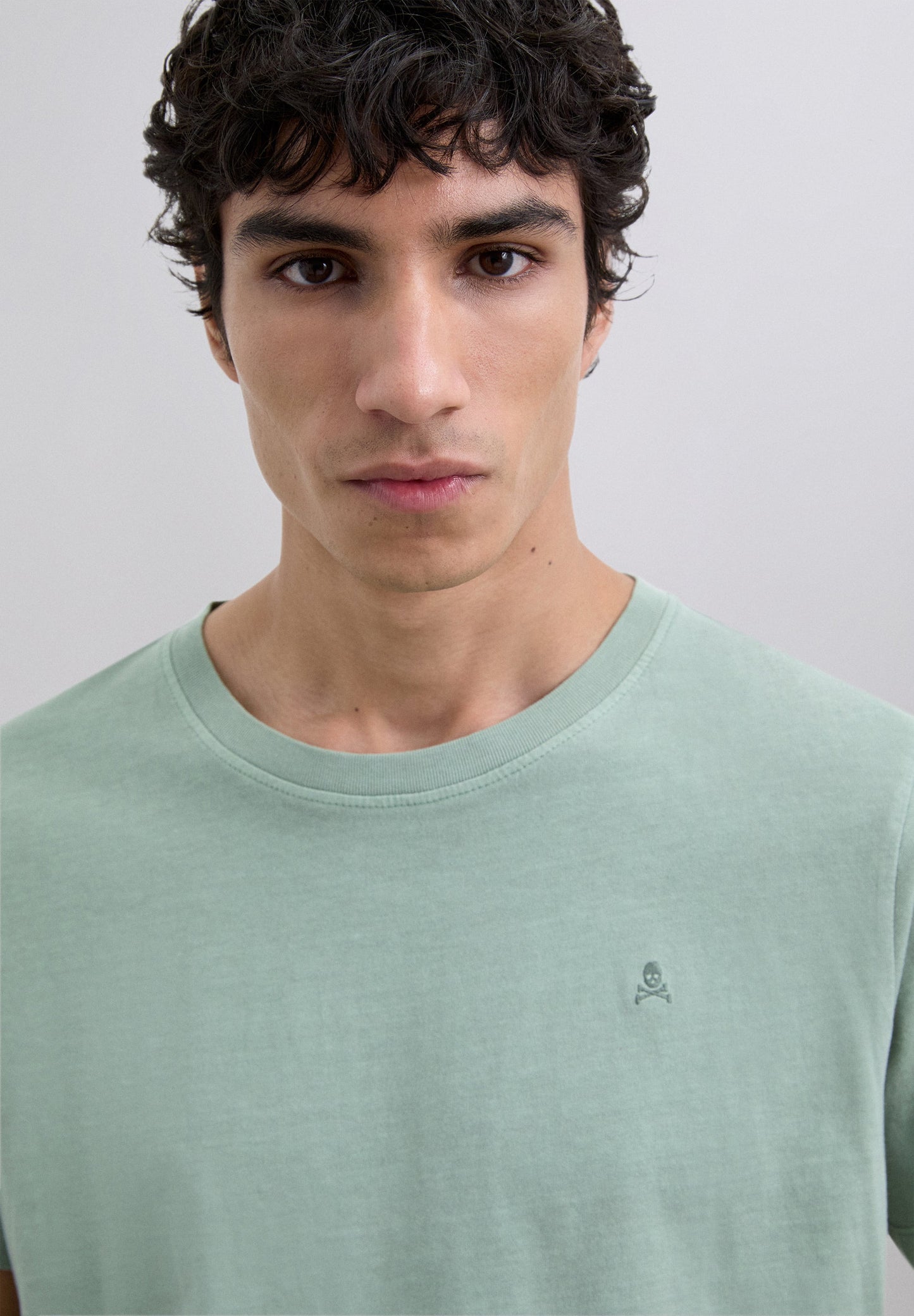 POLERA CALAVERA BORDADA TONO