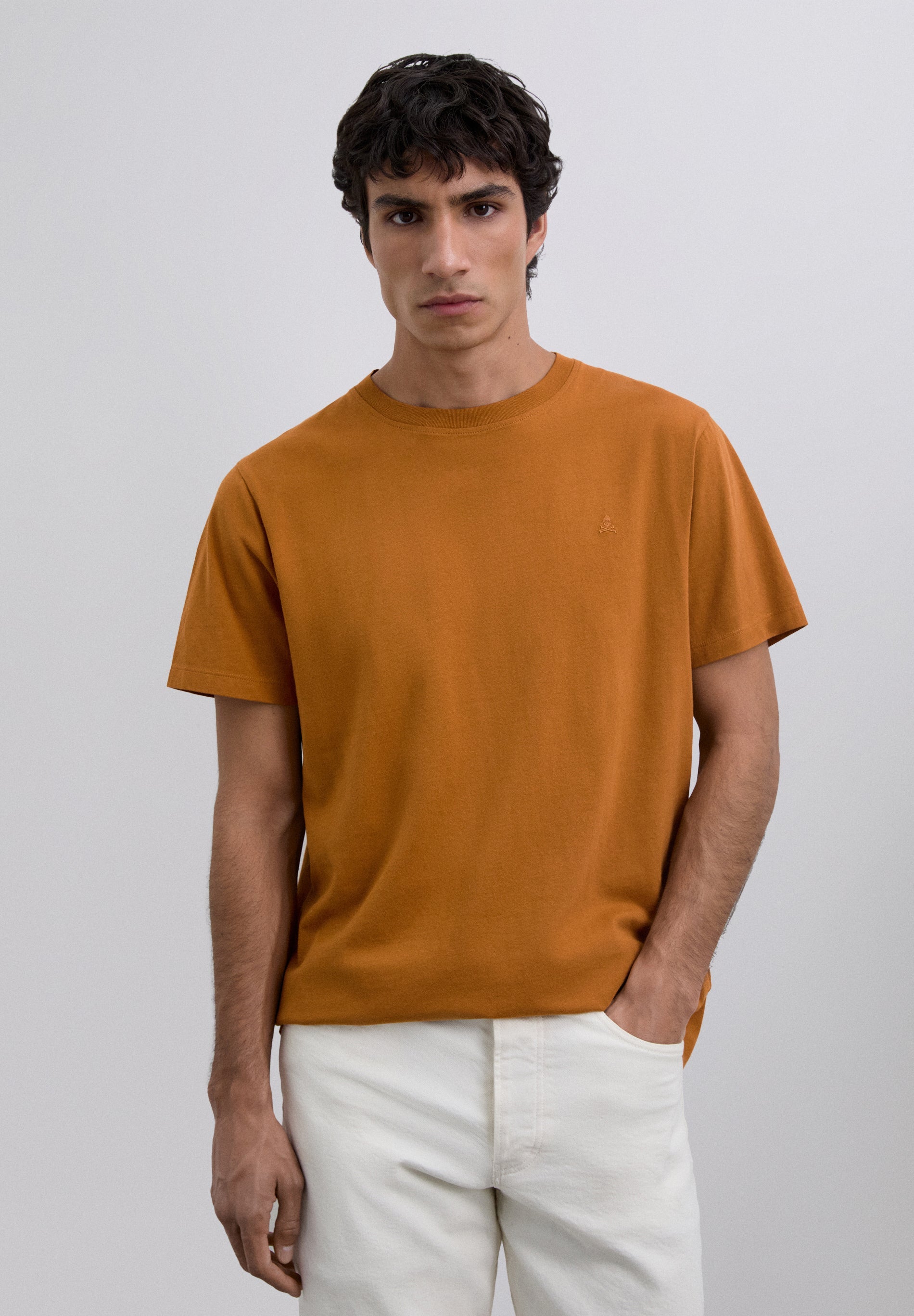 POLERA CALAVERA BORDADA