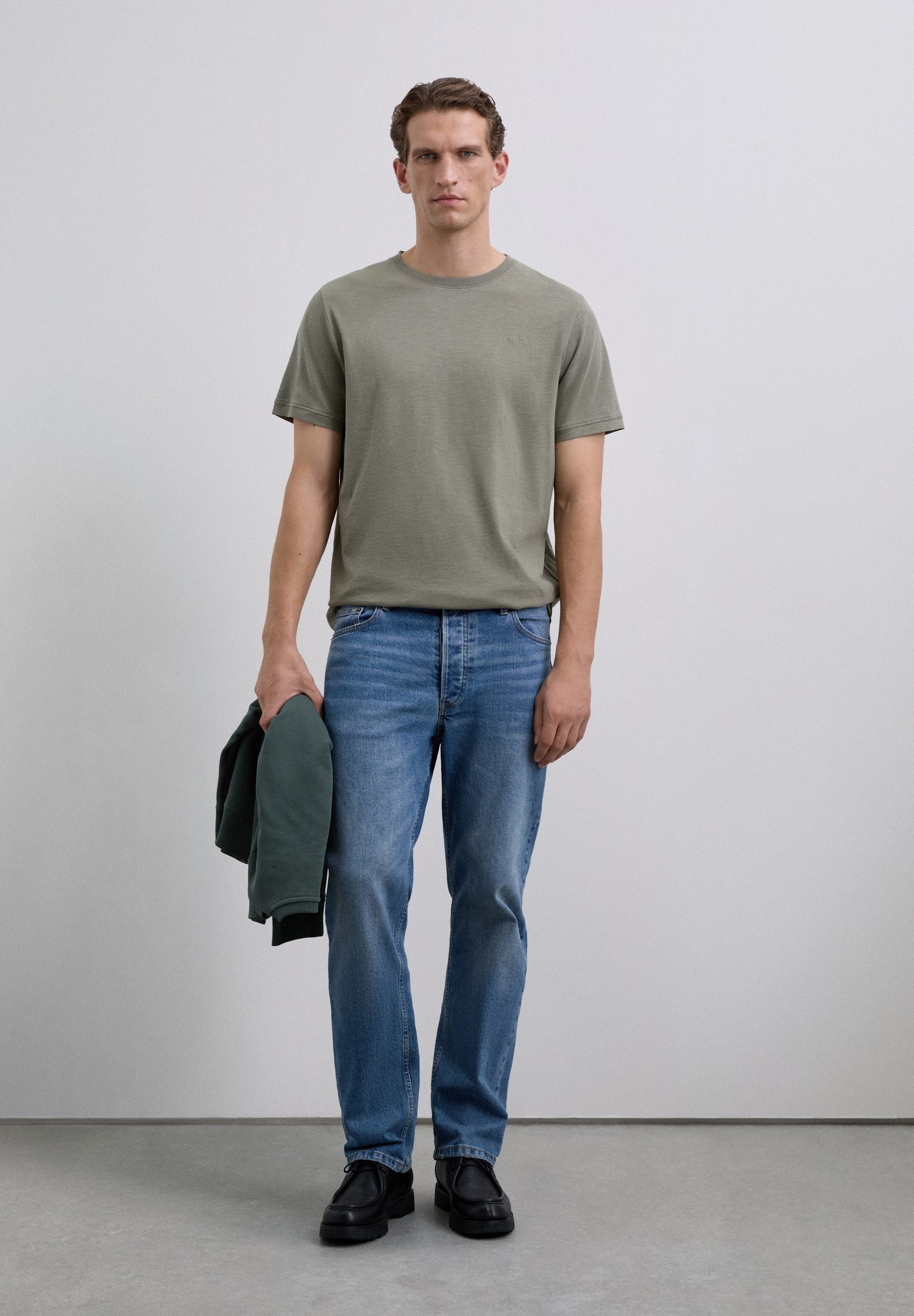 POLERA BORDADA EFECTO LAVADO