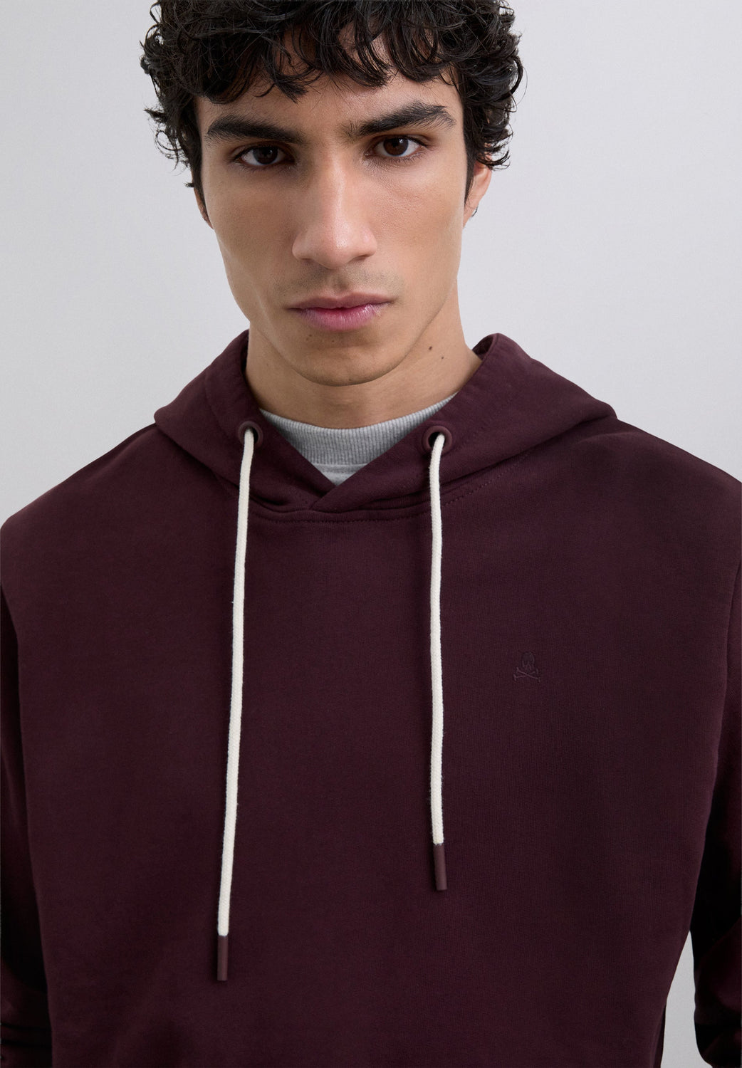 SUDADERA CAPUCHA BÁSICA BORDADA - Scalpers