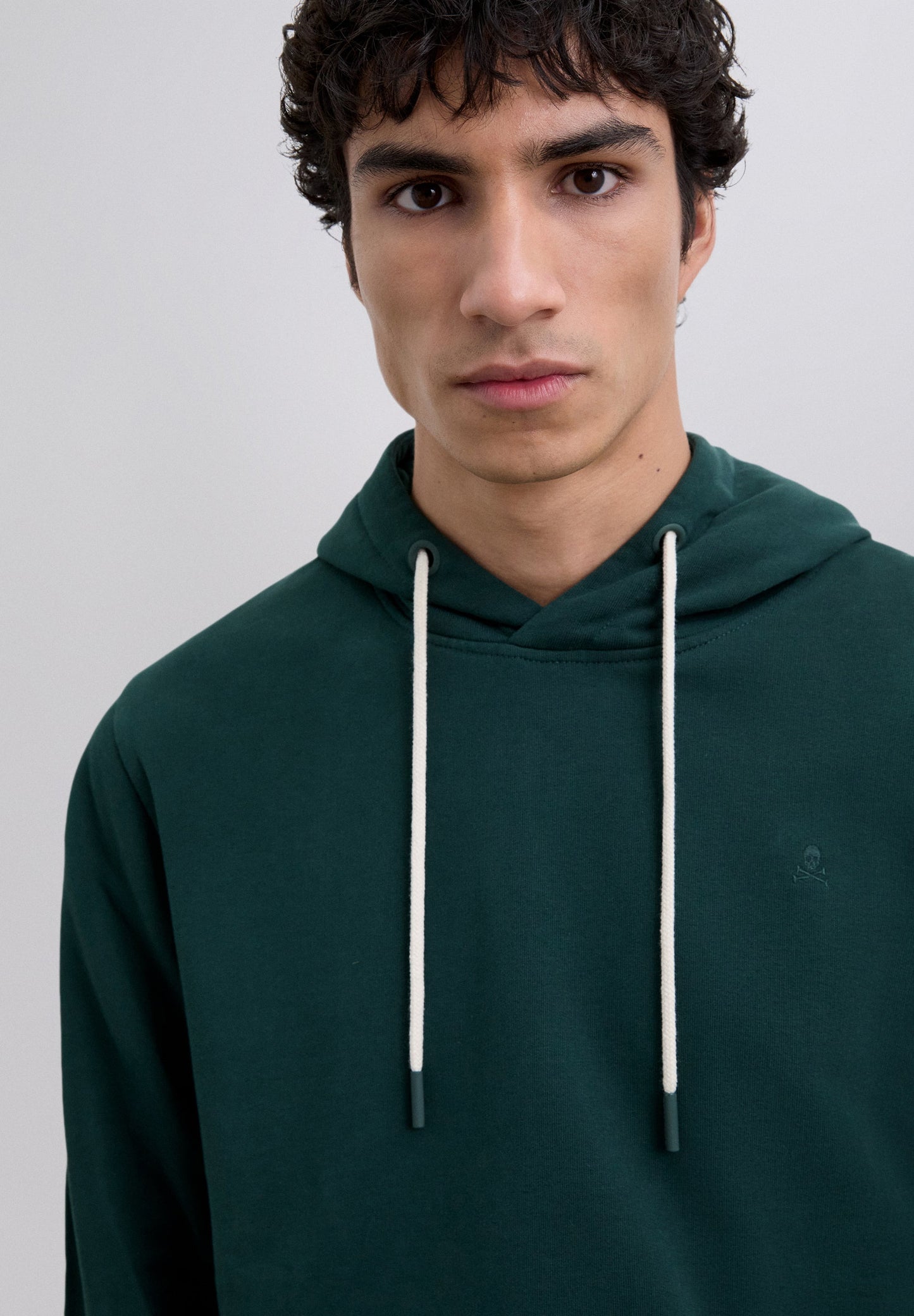 SUDADERA CAPUCHA BÁSICA BORDADA - Scalpers