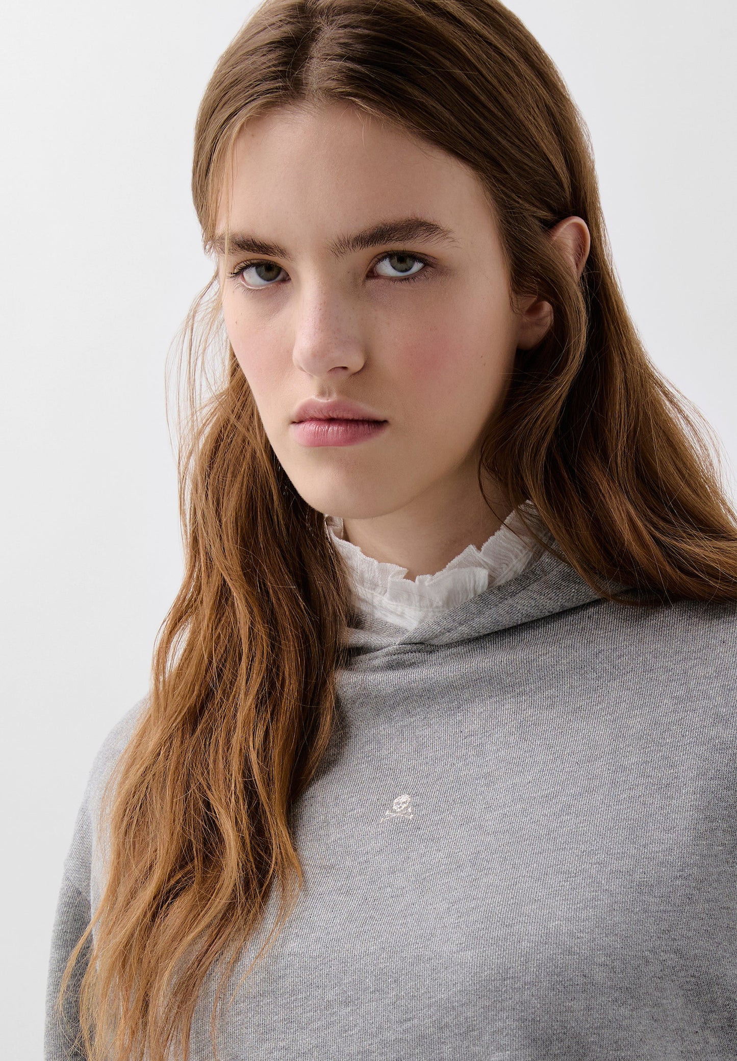 POLERÓN CAPUCHA CALAVERA BORDADA