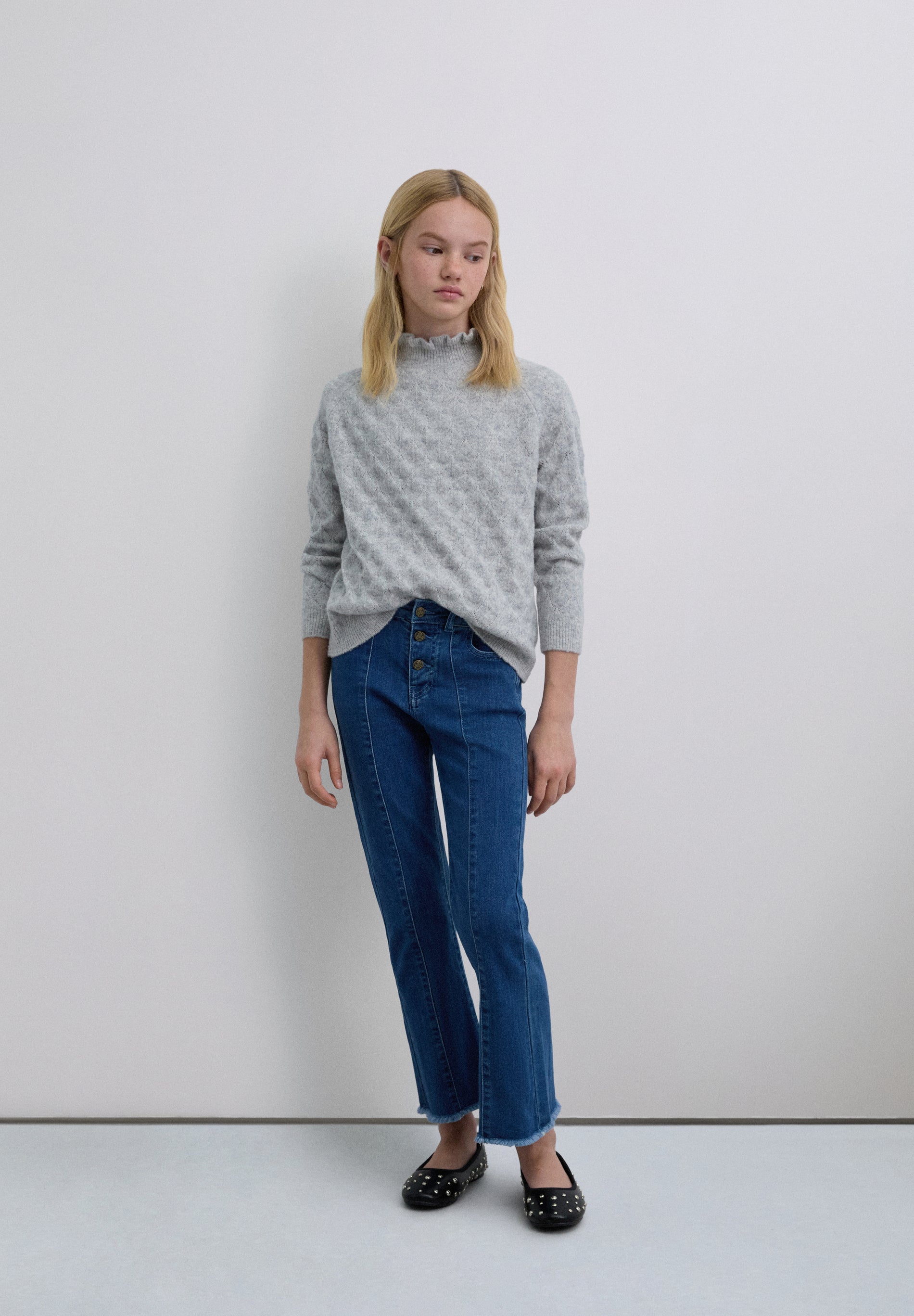 PANTALÓN DENIM CORTE FLARE