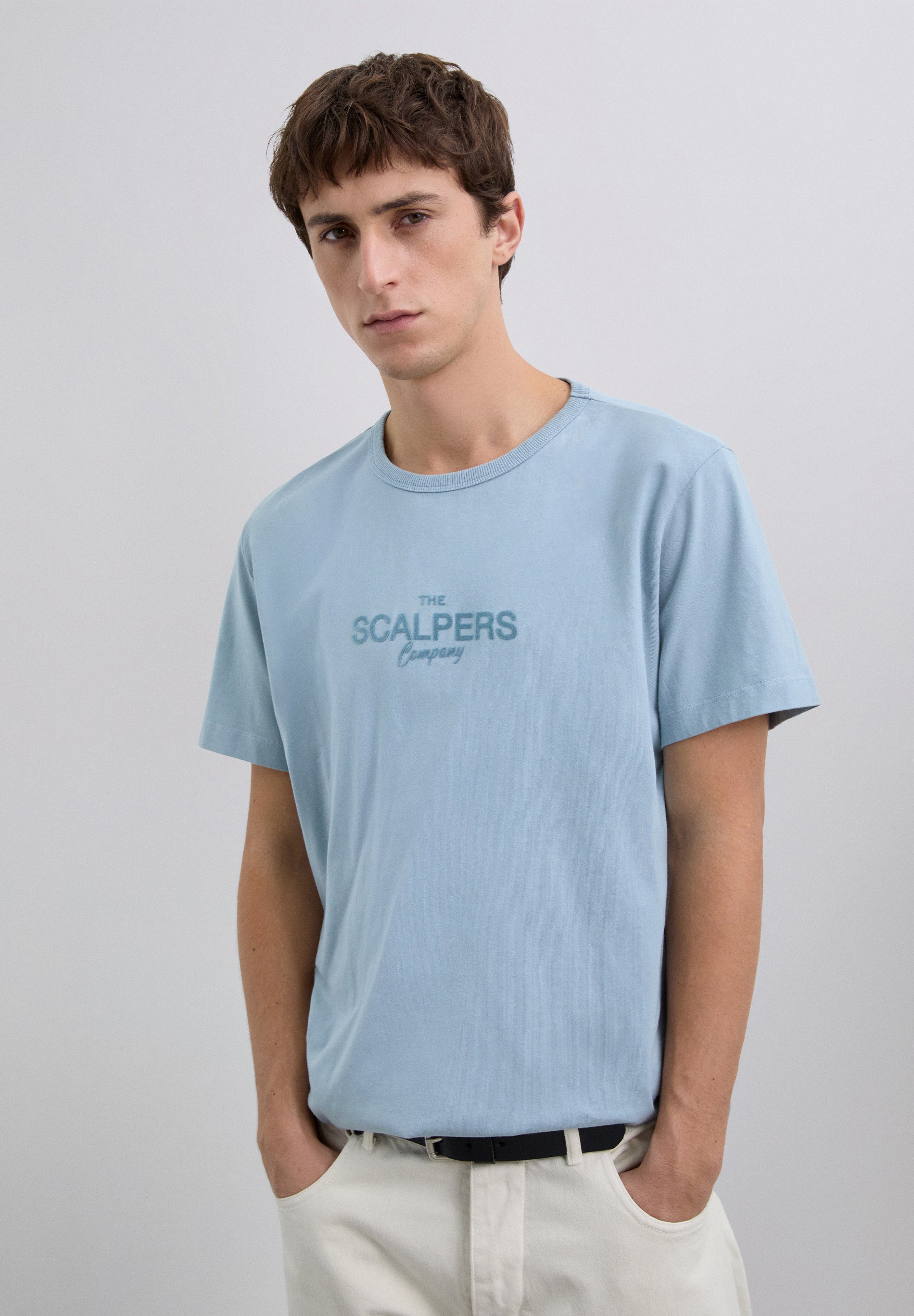 POLERA LOGO FRONTAL CALIGRAFÍA
