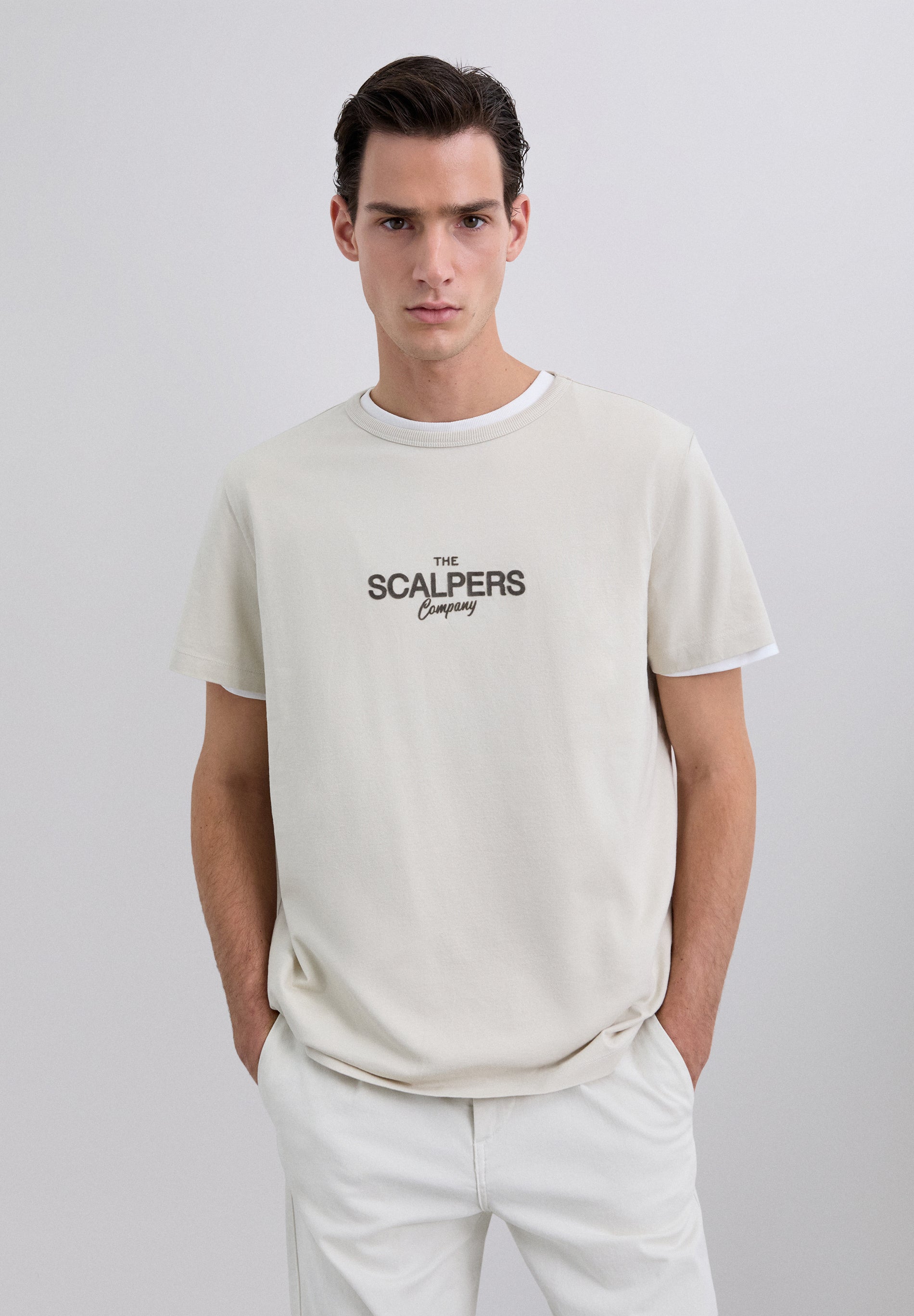 POLERA LOGO FRONTAL CALIGRAFÍA