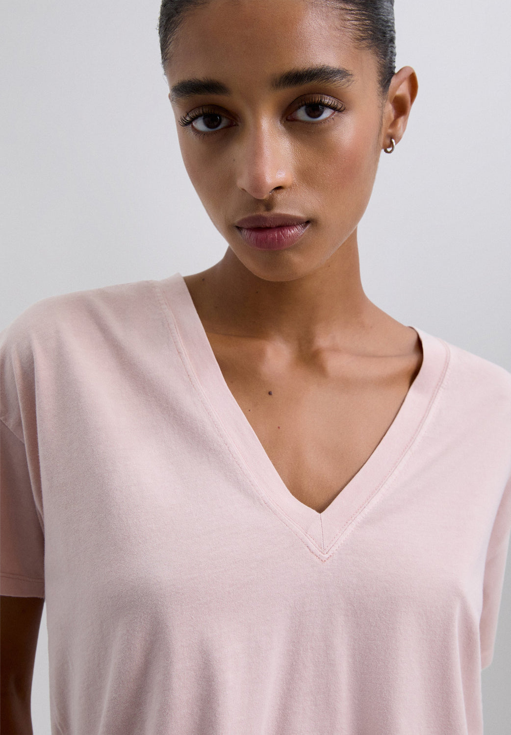 CAMISETA BÁSICA CUELLO PICO - Scalpers
