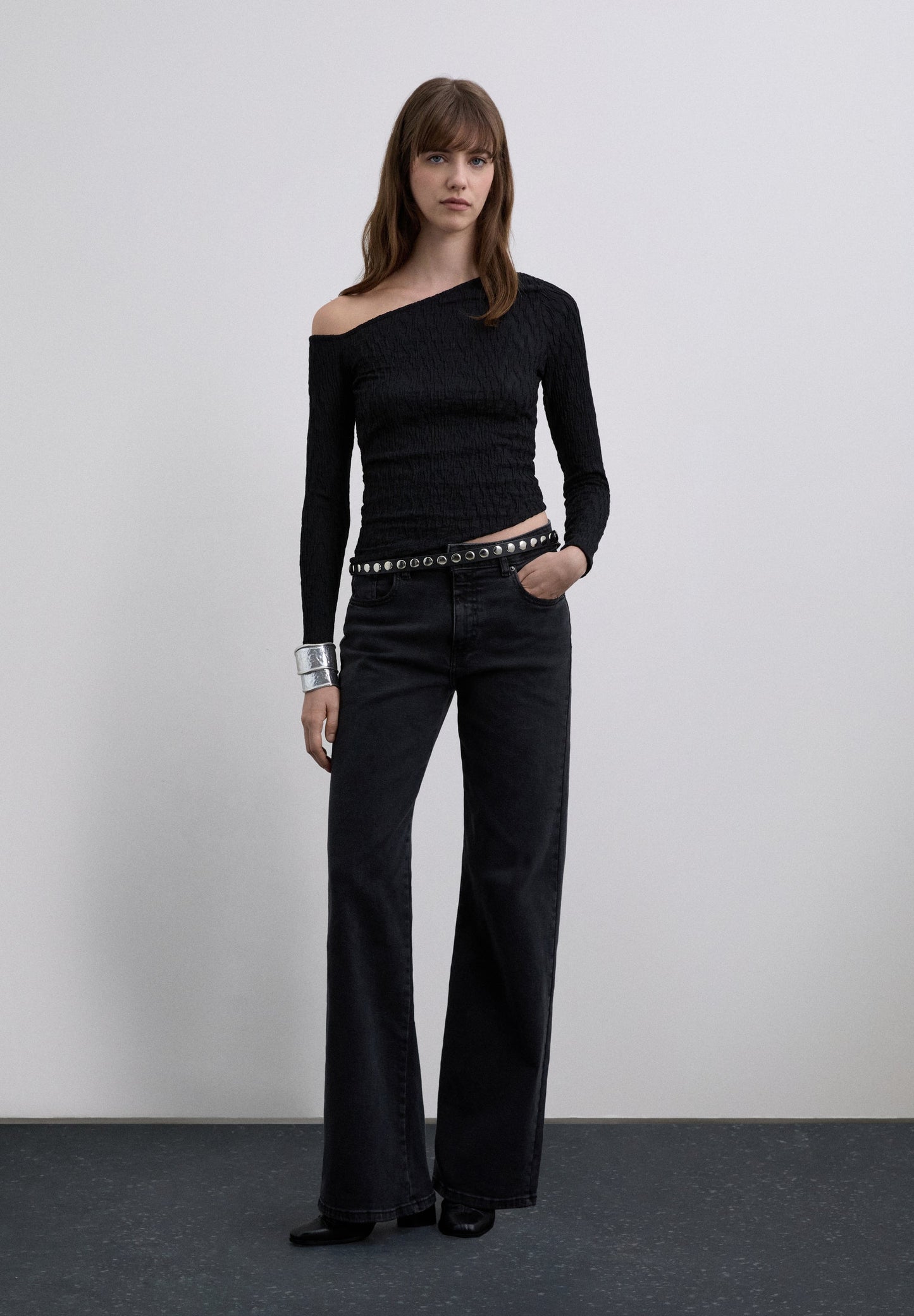 TOP ASIMÉTRICO HOMBRO DESCUBIERTO - Scalpers