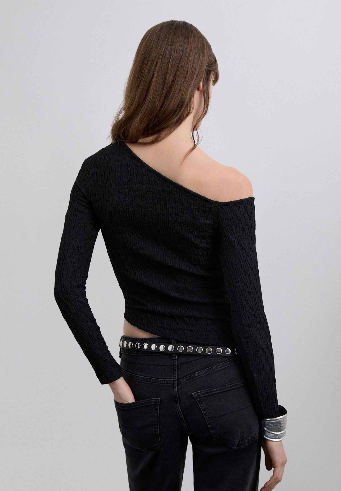 TOP ASIMÉTRICO HOMBRO DESCUBIERTO - Scalpers