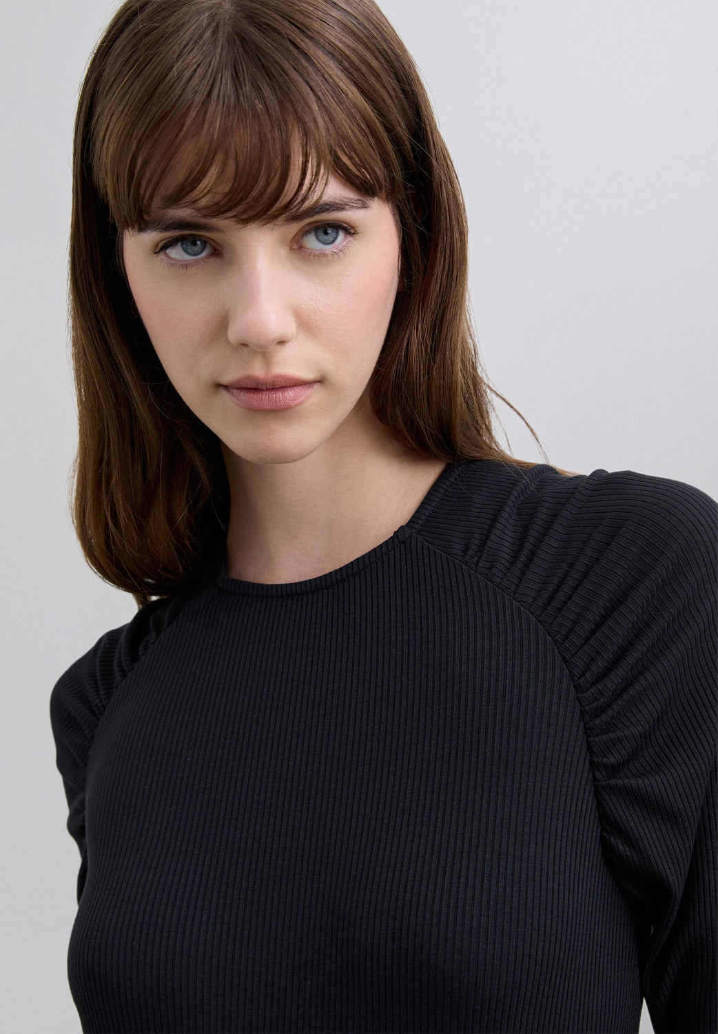 CAMISETA CANALÉ FRUNCIDO EN HOMBRO - Scalpers