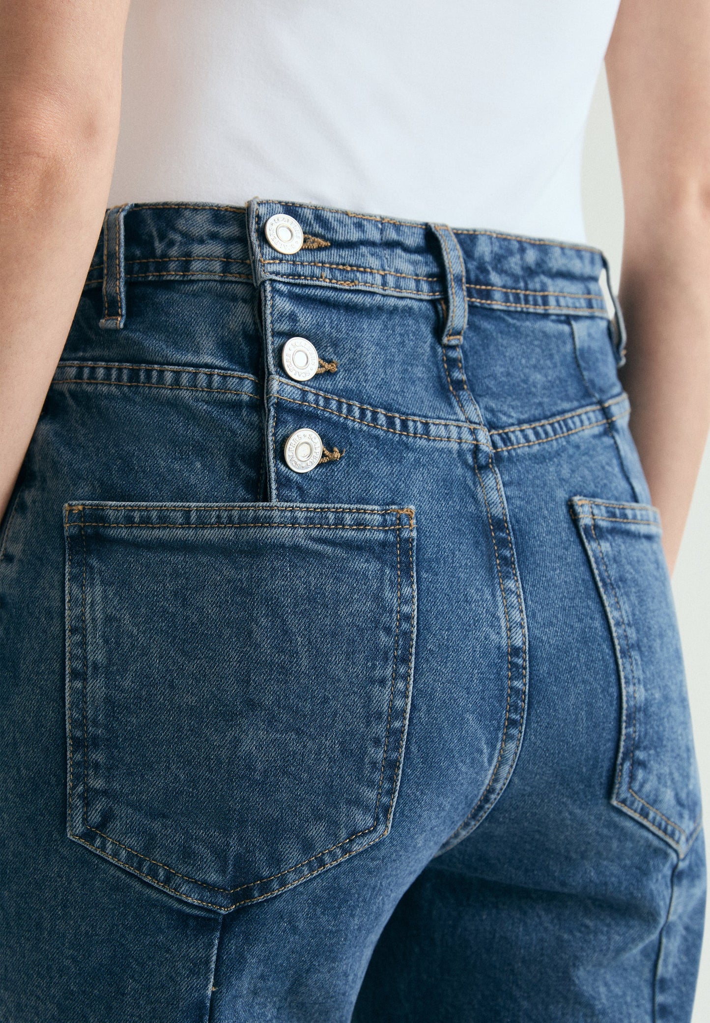 JEANS BOTONES TRASEROS