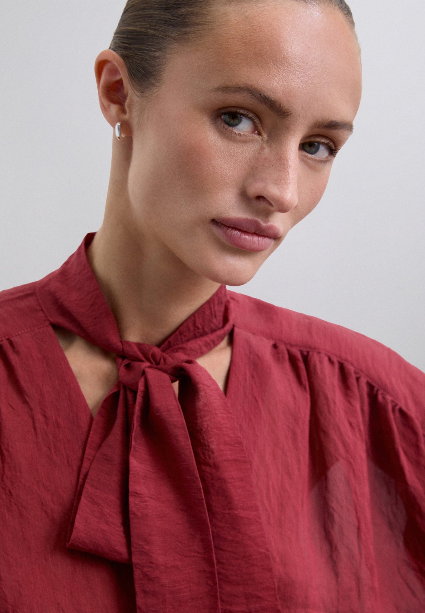 BLUSA DETALLE LAZO FRUNCES - Scalpers