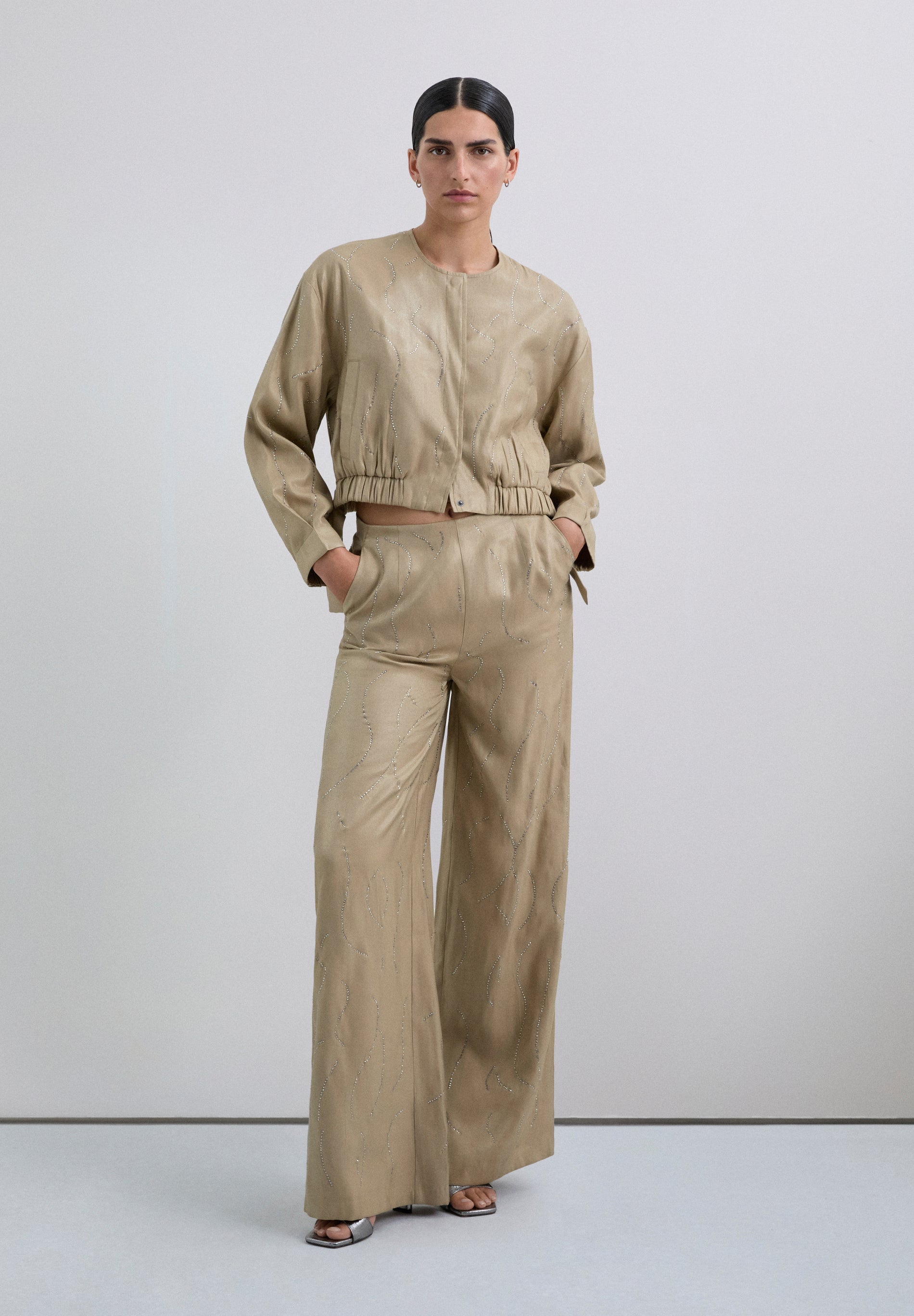 PANTALÓN FLUIDO CON PIEDRAS STRASS