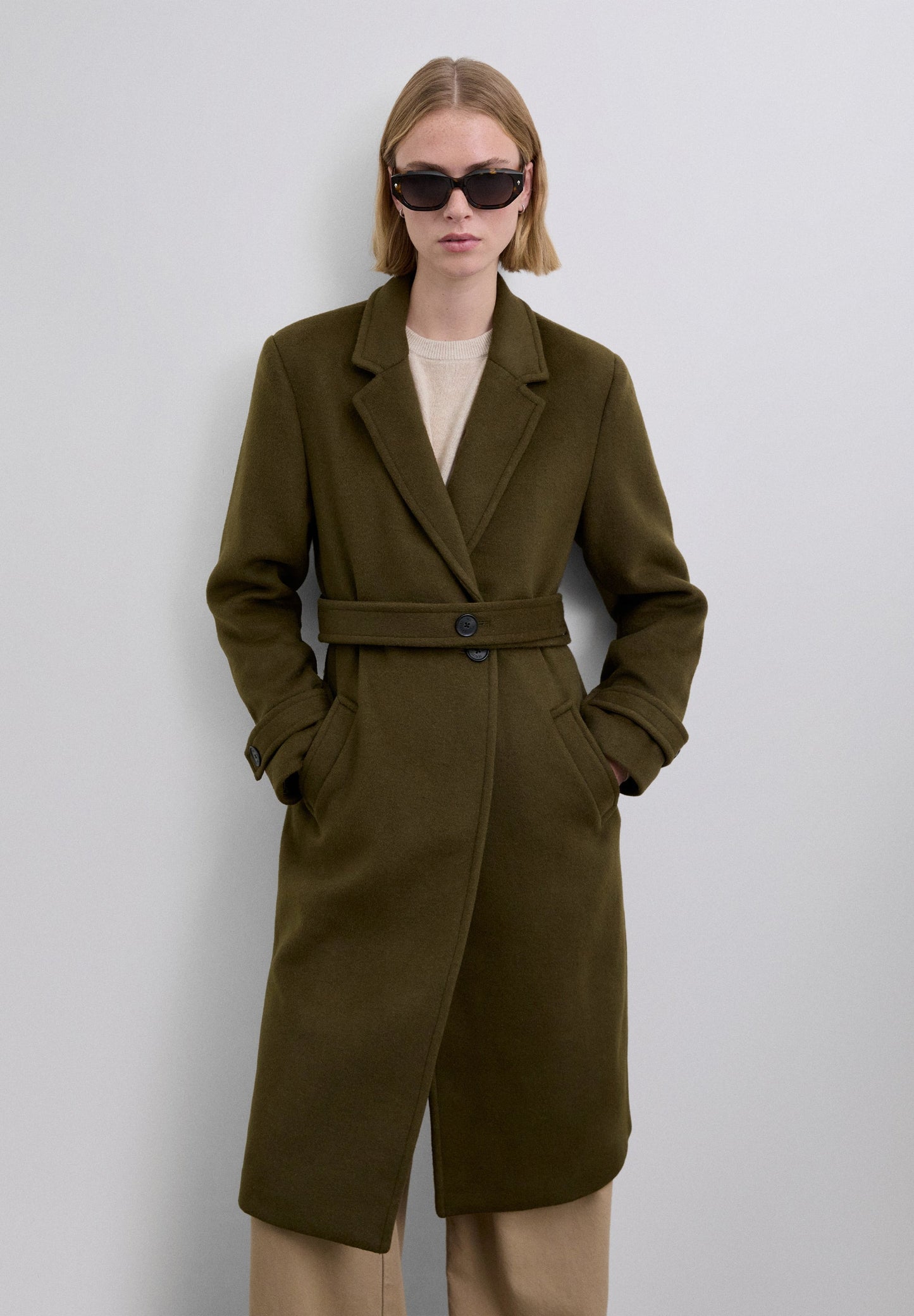 ABRIGO CON CINTURÓN A CONTRASTE - Scalpers