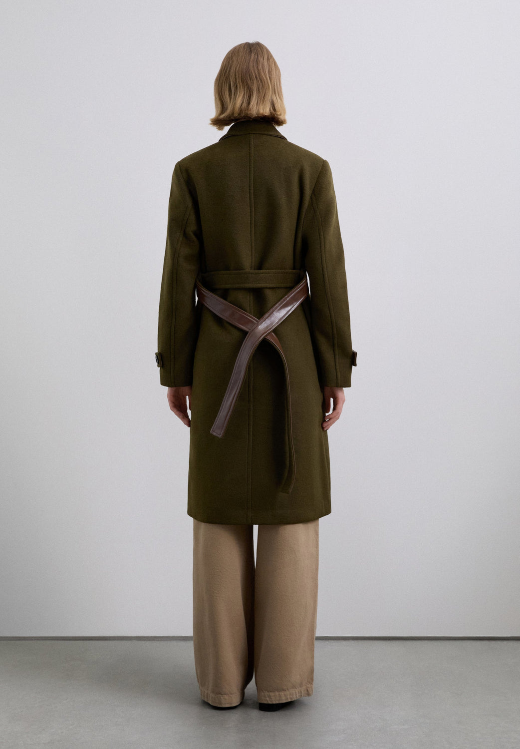 ABRIGO CON CINTURÓN A CONTRASTE - Scalpers