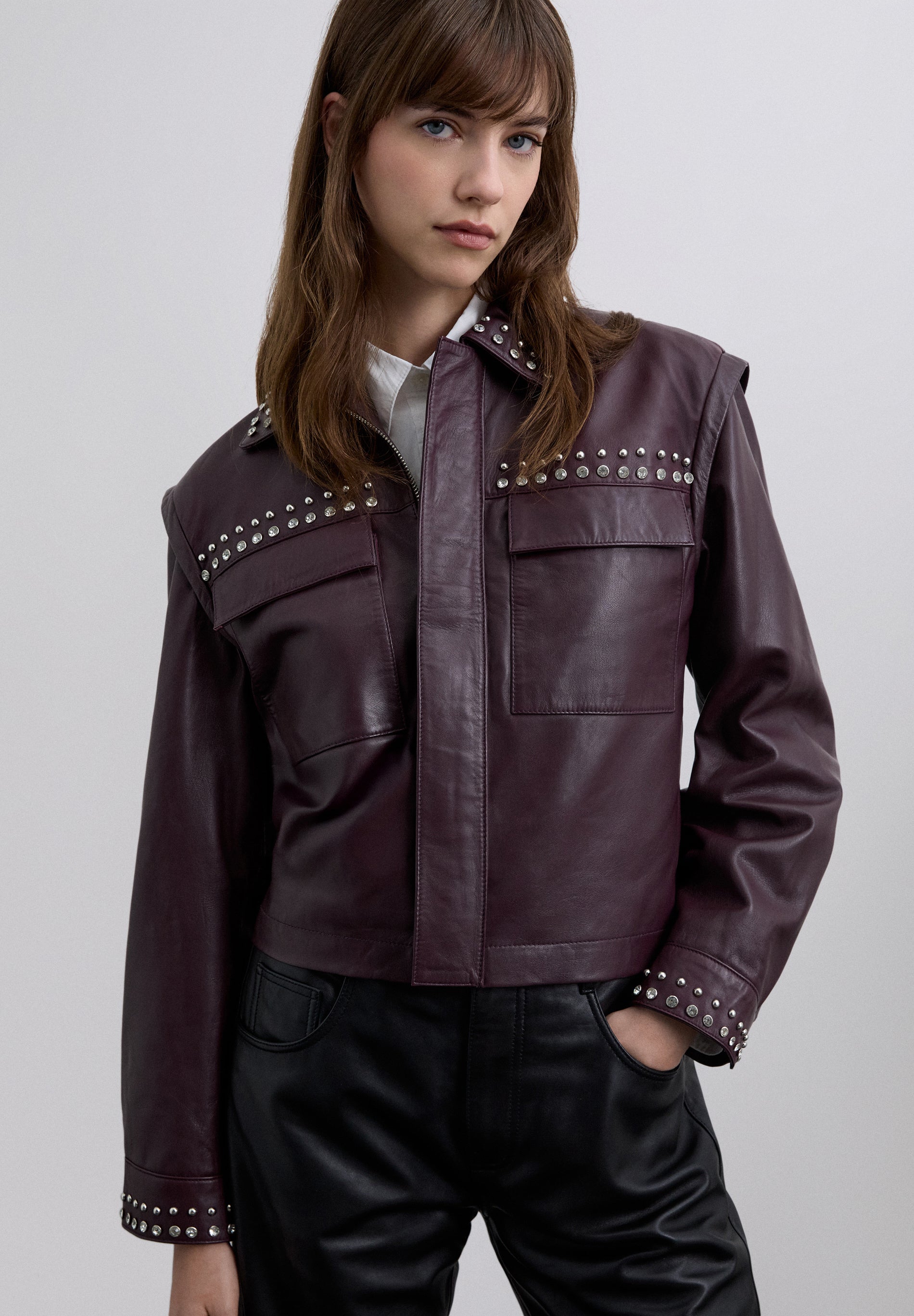 CHAQUETA BURDEOS TACHUELAS PIEL